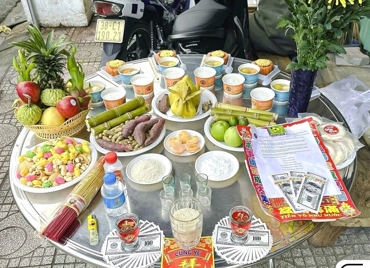 Mâm cúng cô hồn đầy đủ thường bao gồm các lễ vật đơn giản, dễ chuẩn bị. (Ảnh: Đồ cúng Việt)