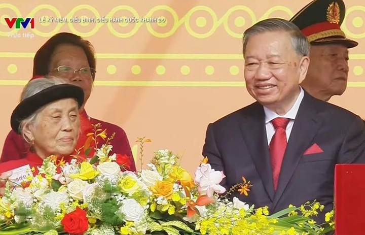 Mẹ Việt Nam Anh hùng Trần Thị Huyến ngồi cạnh Tổng Bí thư Tô Lâm trên lễ đài Quảng trường Ba Đình tại Lễ diễu binh, diễu hành kỷ niệm 80 năm Quốc khánh. (Ảnh cắt từ video của Đài Truyền hình Việt Nam).