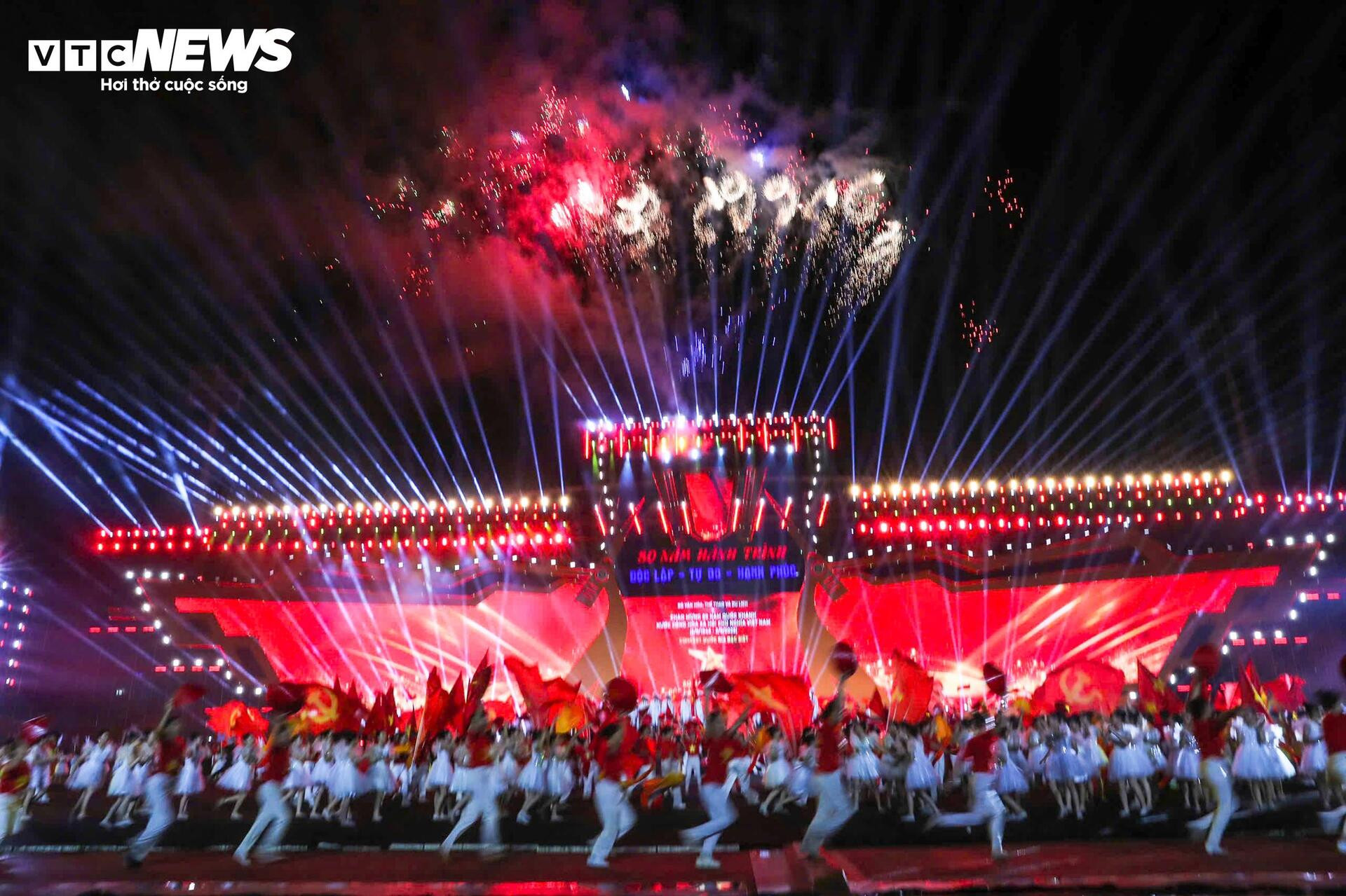 Mỹ Đình rực lửa tự hào trong Concert quốc gia '80 năm hành trình Độc lập - Tự do - Hạnh phúc' - 14