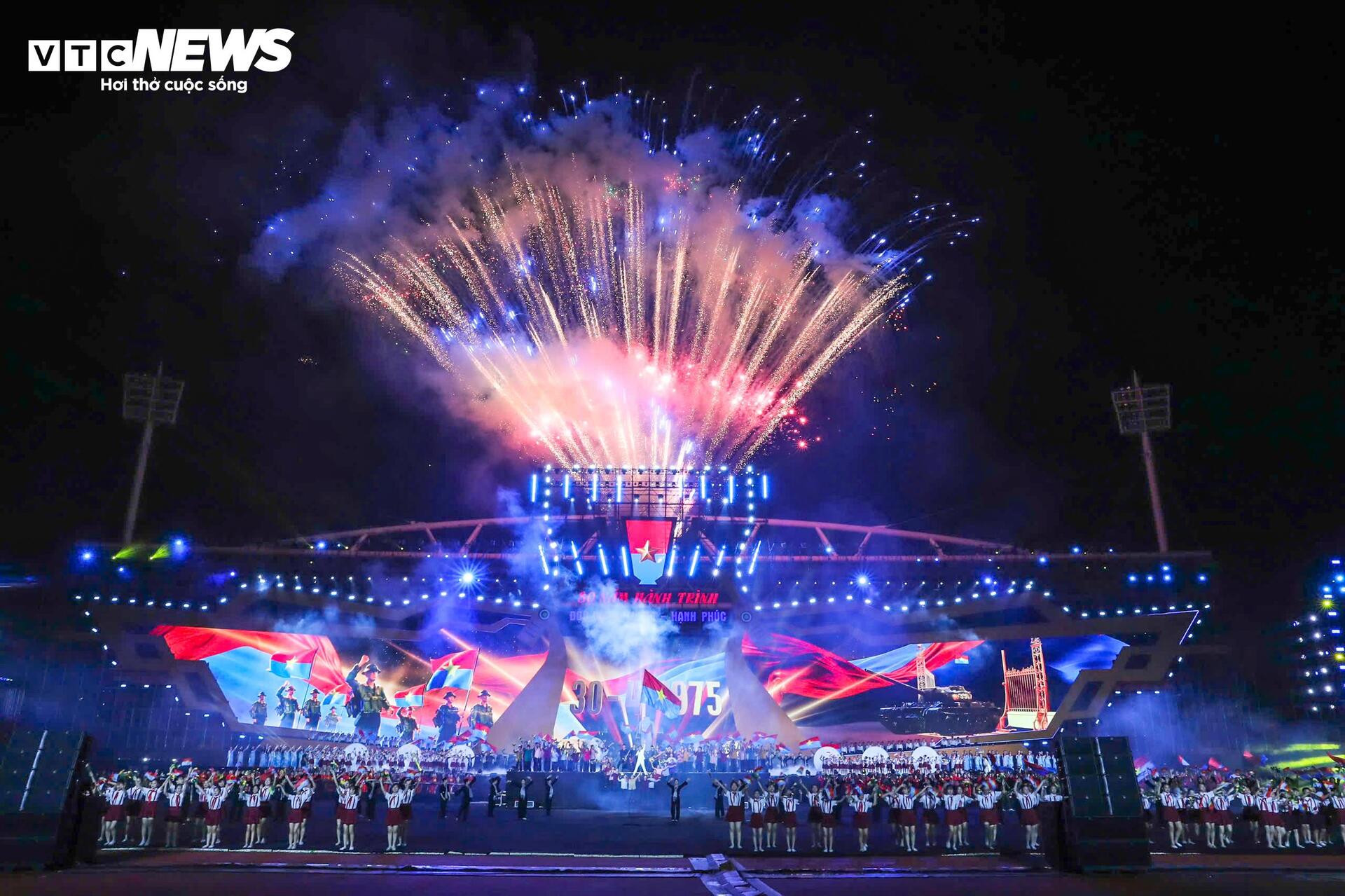 Mỹ Đình rực lửa tự hào trong Concert quốc gia '80 năm hành trình Độc lập - Tự do - Hạnh phúc' - 13