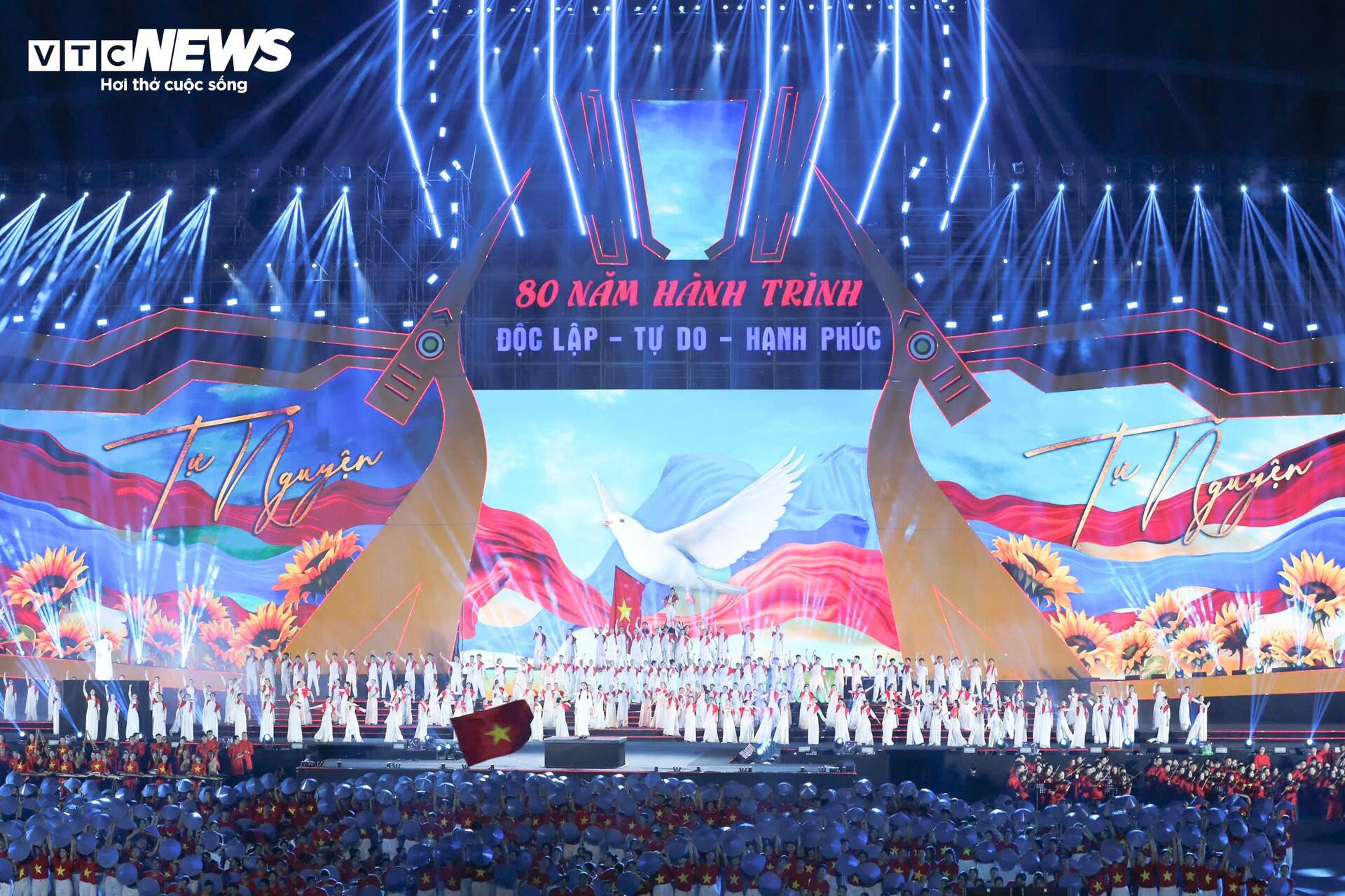 Mỹ Đình rực lửa tự hào trong Concert quốc gia '80 năm hành trình Độc lập - Tự do - Hạnh phúc' - 1
