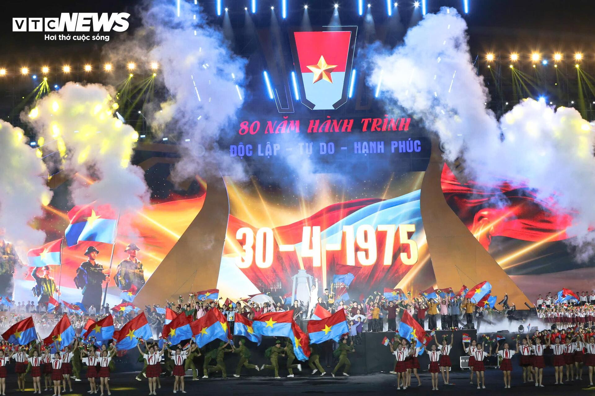 Mỹ Đình rực lửa tự hào trong Concert quốc gia '80 năm hành trình Độc lập - Tự do - Hạnh phúc' - 7