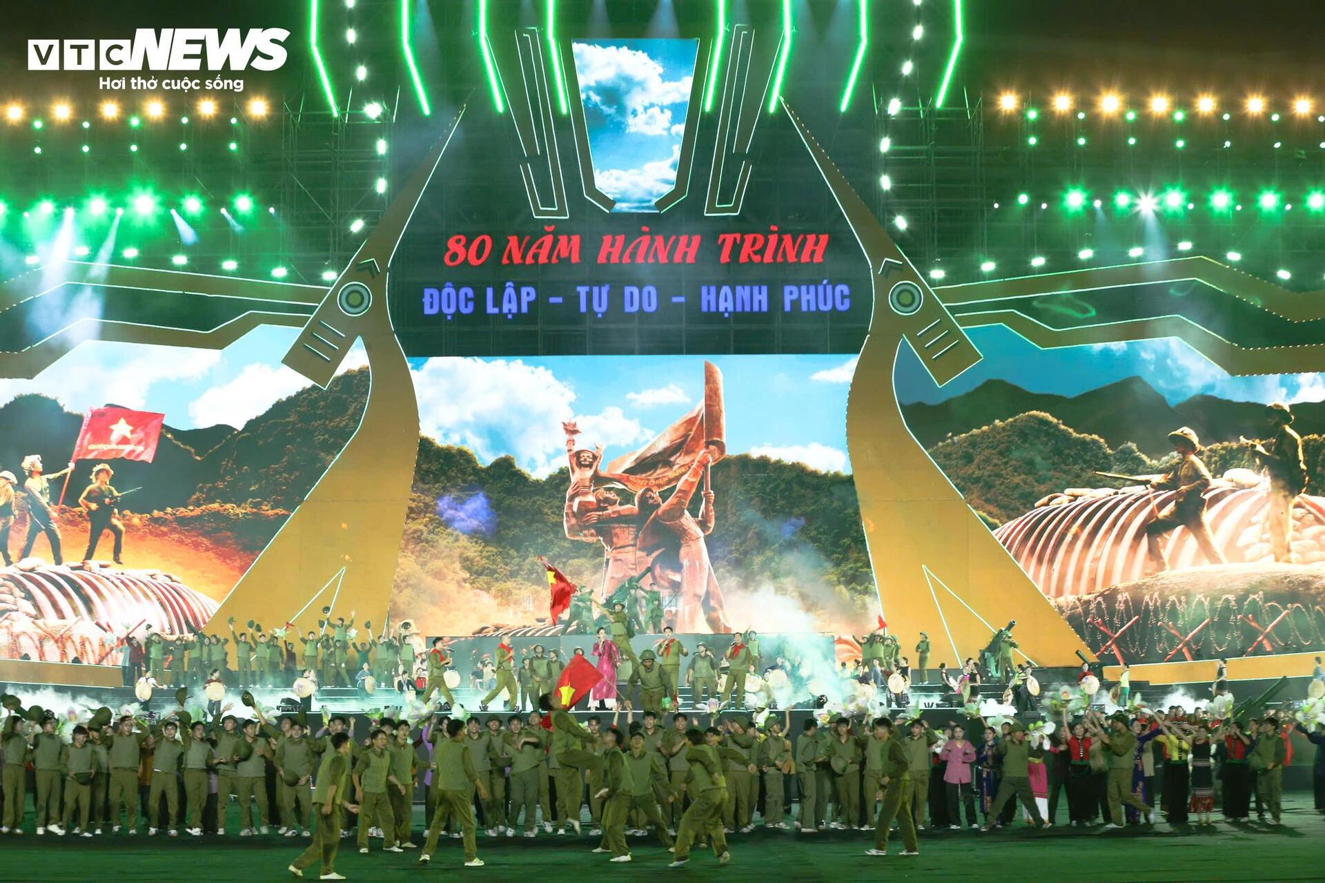 Mỹ Đình rực lửa tự hào trong Concert quốc gia '80 năm hành trình Độc lập - Tự do - Hạnh phúc' - 8