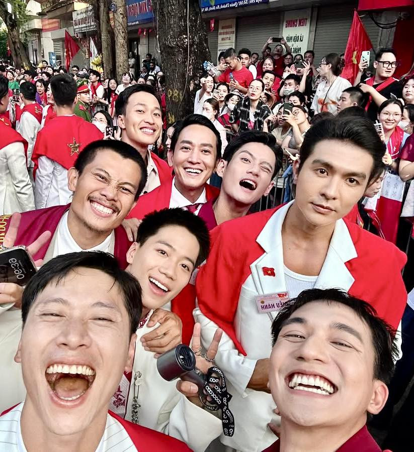 Nam diễn viên vào vai bác sĩ Lê trong 'Mưa đỏ' tiết lộ thú vị khi tham gia diễu binh, diễu hành A80- Ảnh 2.