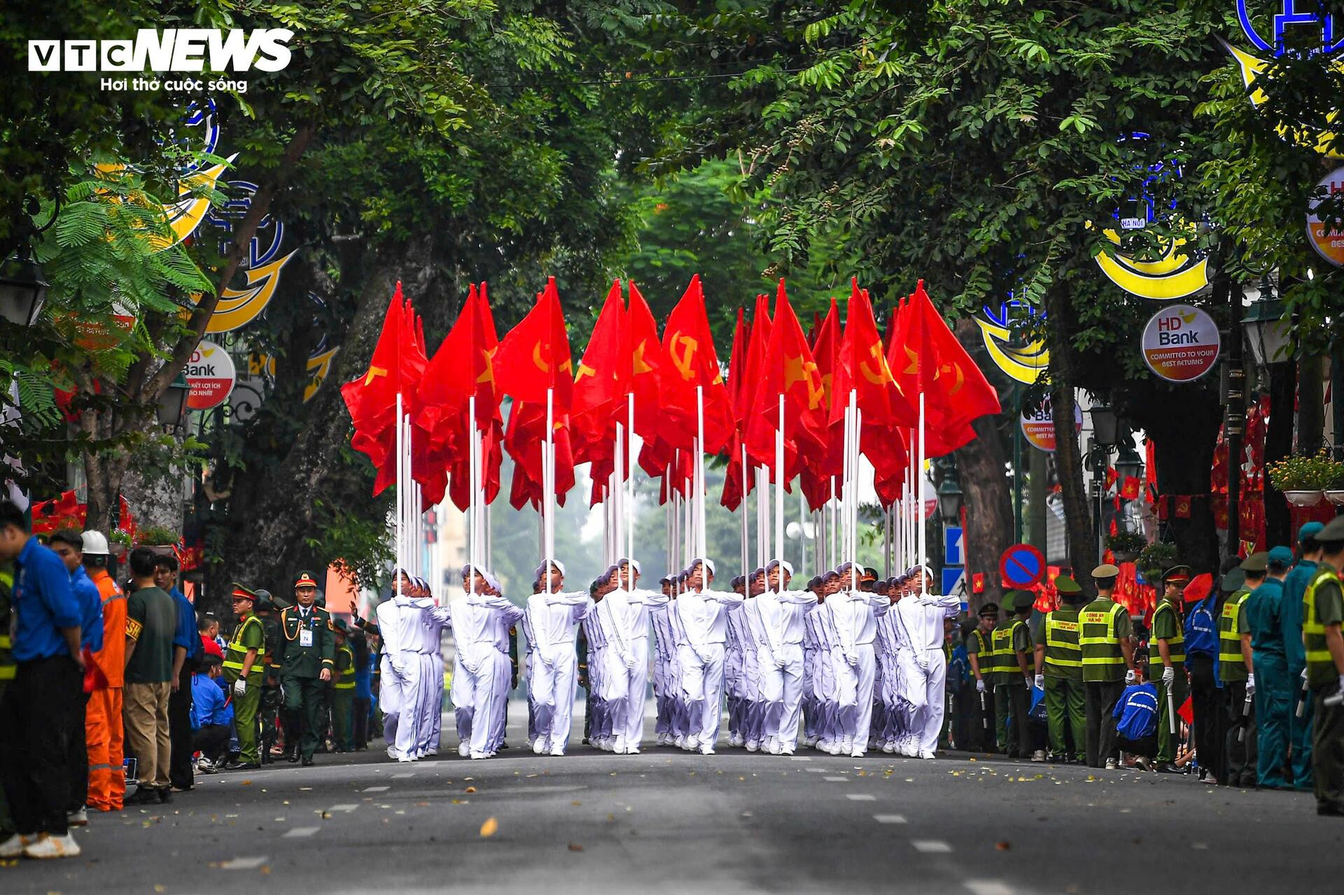 Thần thái điện ảnh, khí chất thép của các khối trưởng A80 gây 'bão mạng' - 1