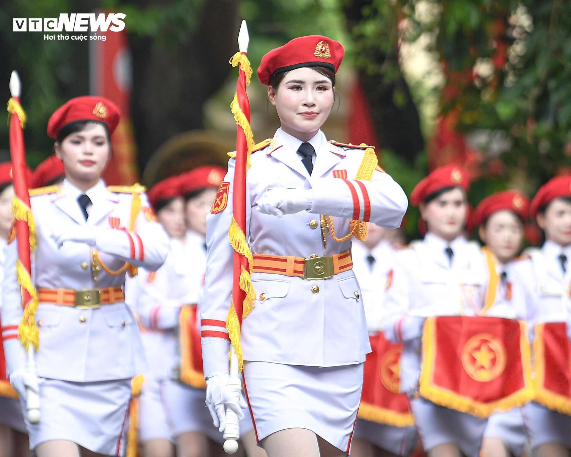 Thần thái điện ảnh, khí chất thép của các khối trưởng A80 gây 'bão mạng' - 7