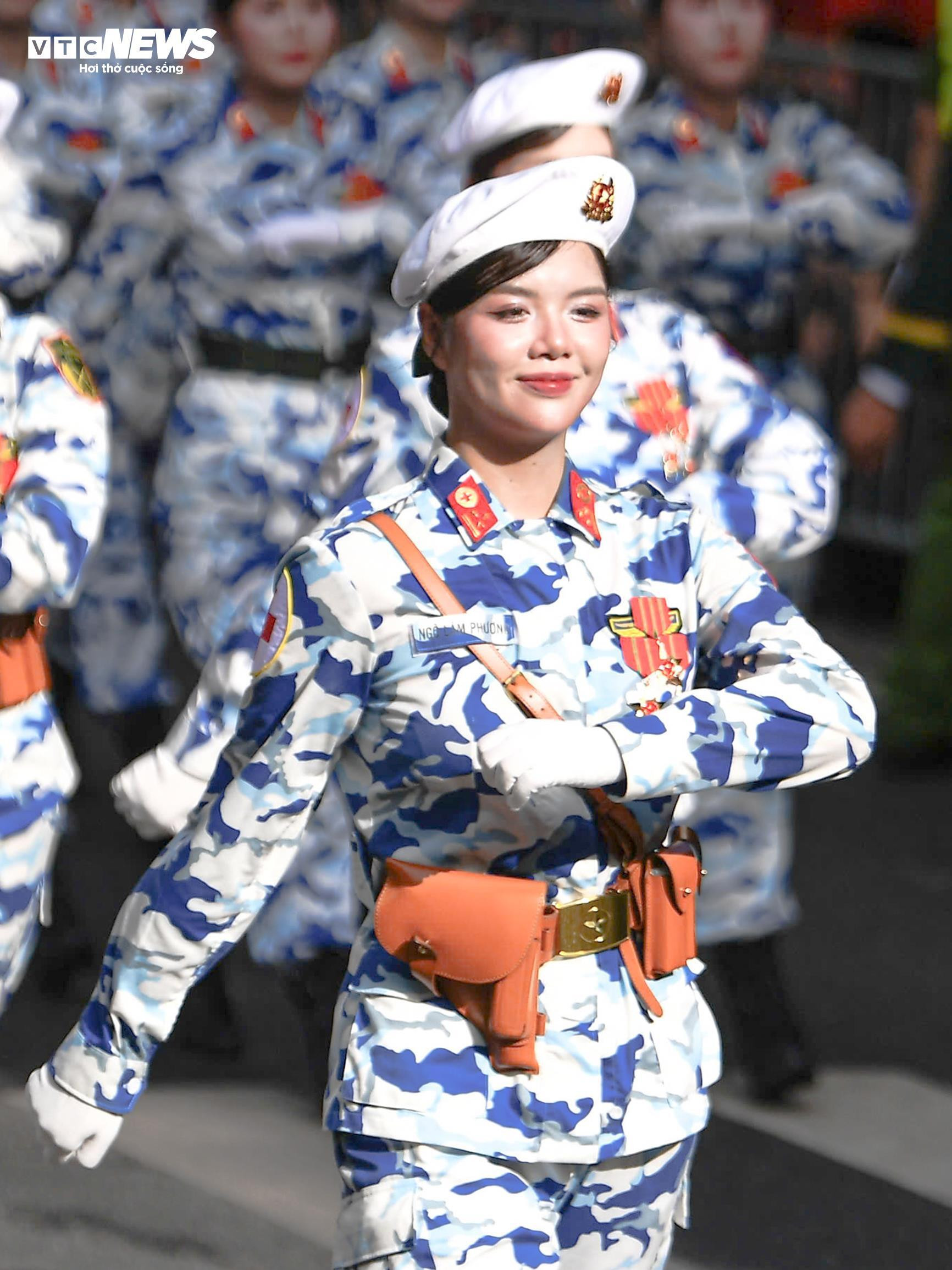 Thần thái điện ảnh, khí chất thép của các khối trưởng A80 gây 'bão mạng' - 5