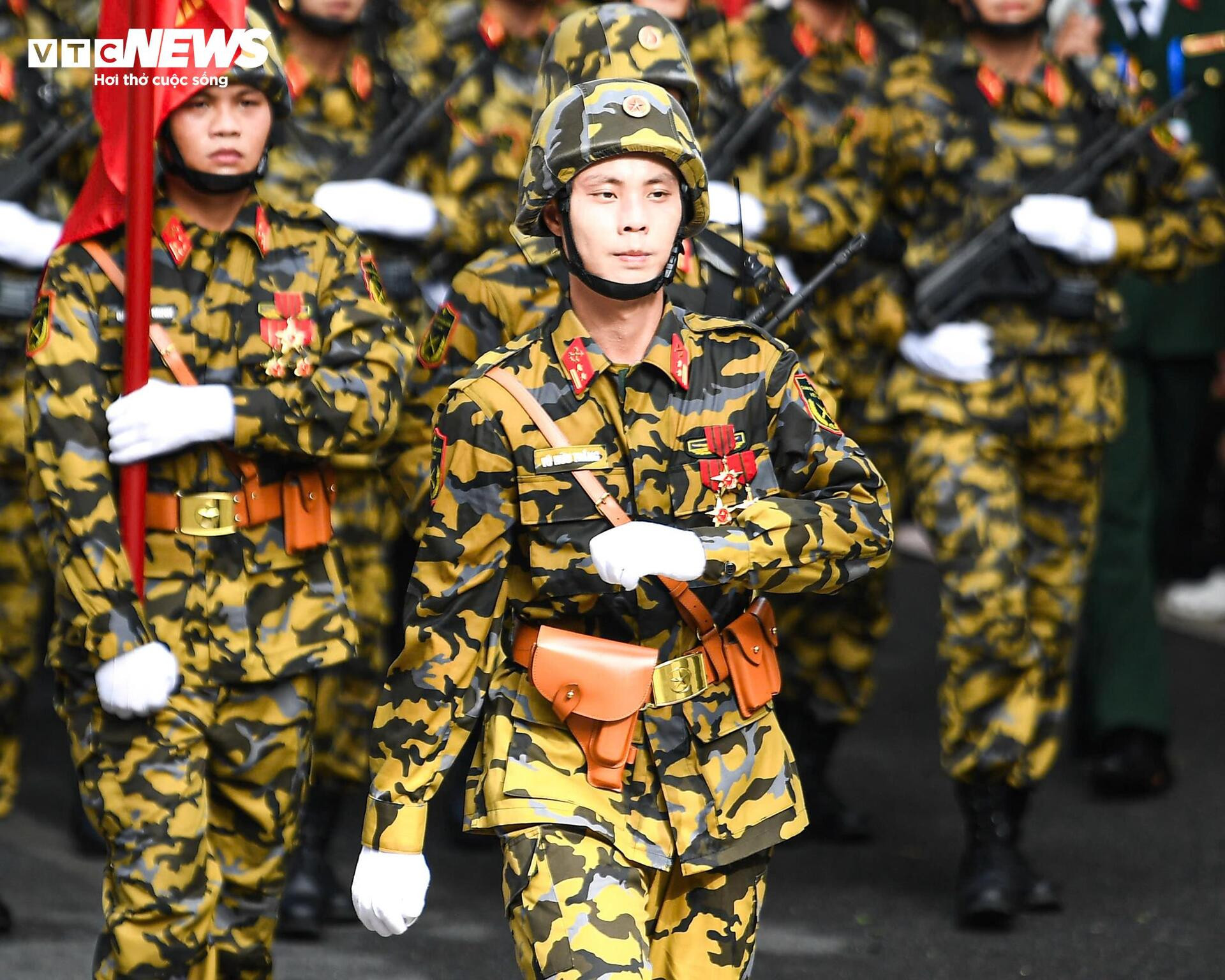 Thần thái điện ảnh, khí chất thép của các khối trưởng A80 gây 'bão mạng' - 13