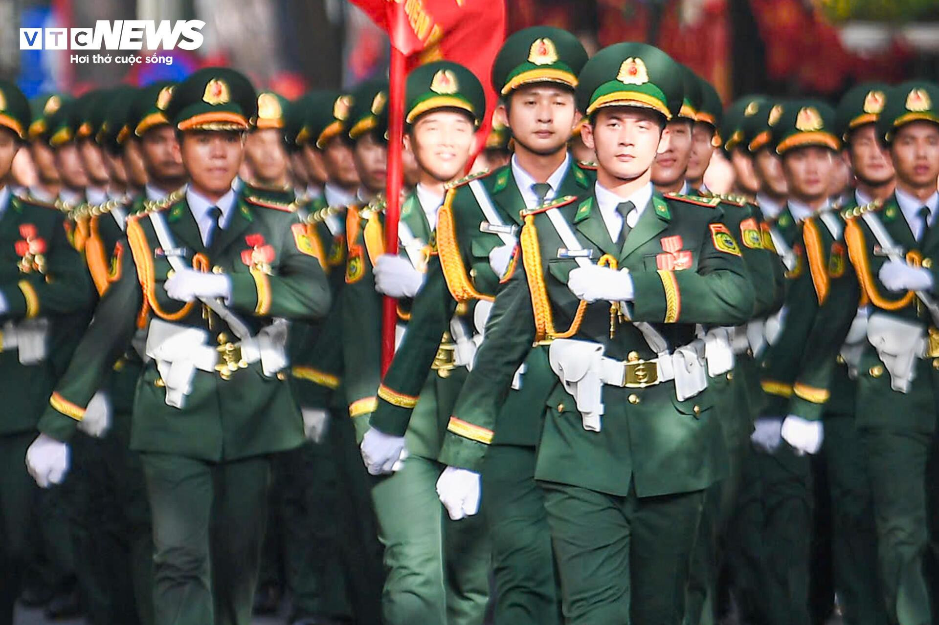 Thần thái điện ảnh, khí chất thép của các khối trưởng A80 gây 'bão mạng' - 15