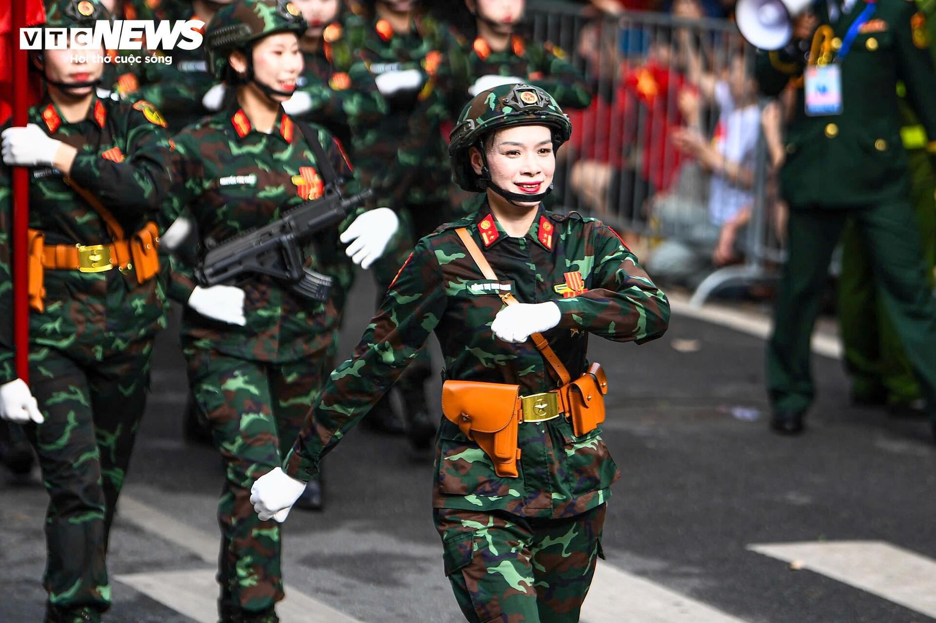 Thần thái điện ảnh, khí chất thép của các khối trưởng A80 gây 'bão mạng' - 10