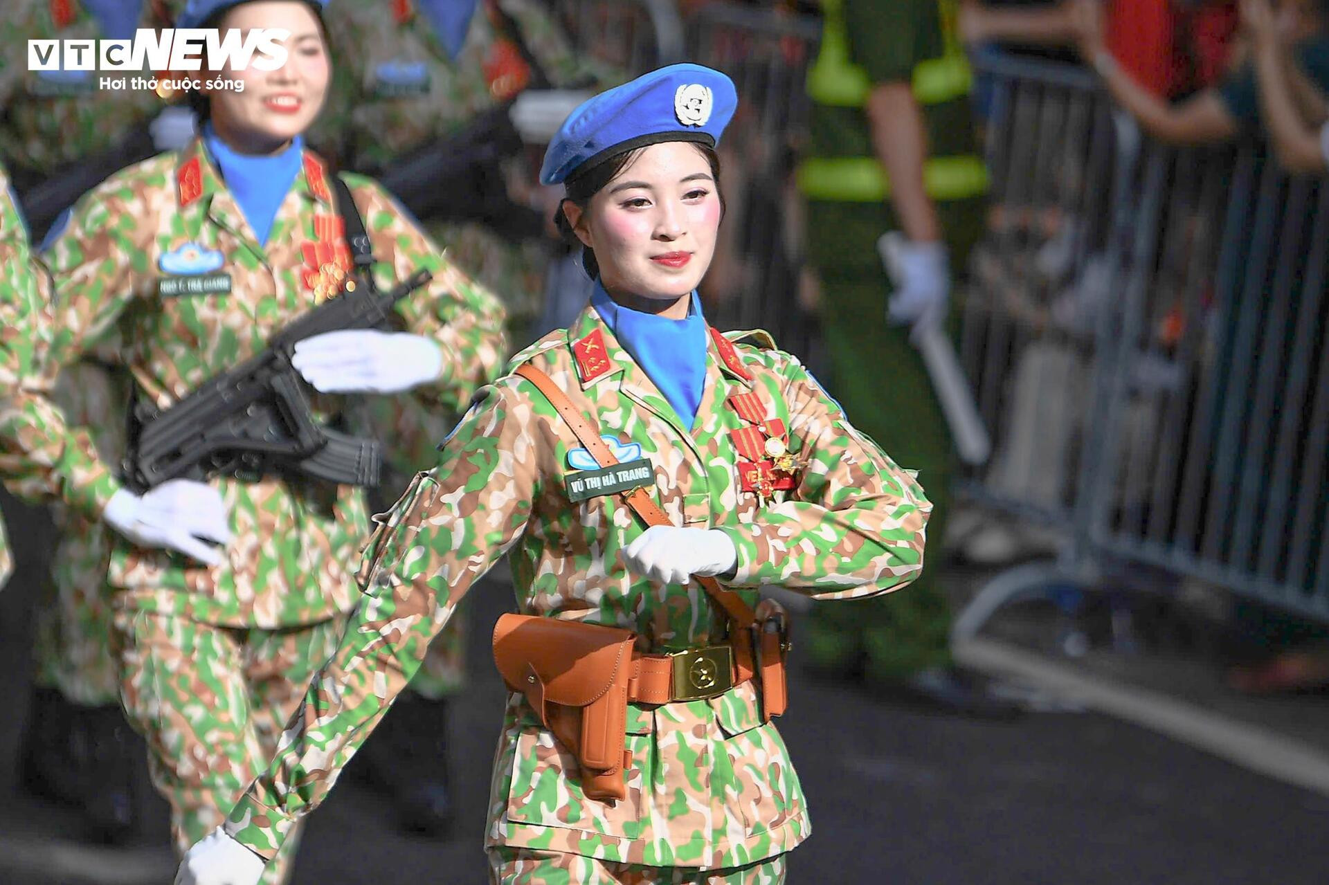 Thần thái điện ảnh, khí chất thép của các khối trưởng A80 gây 'bão mạng' - 8