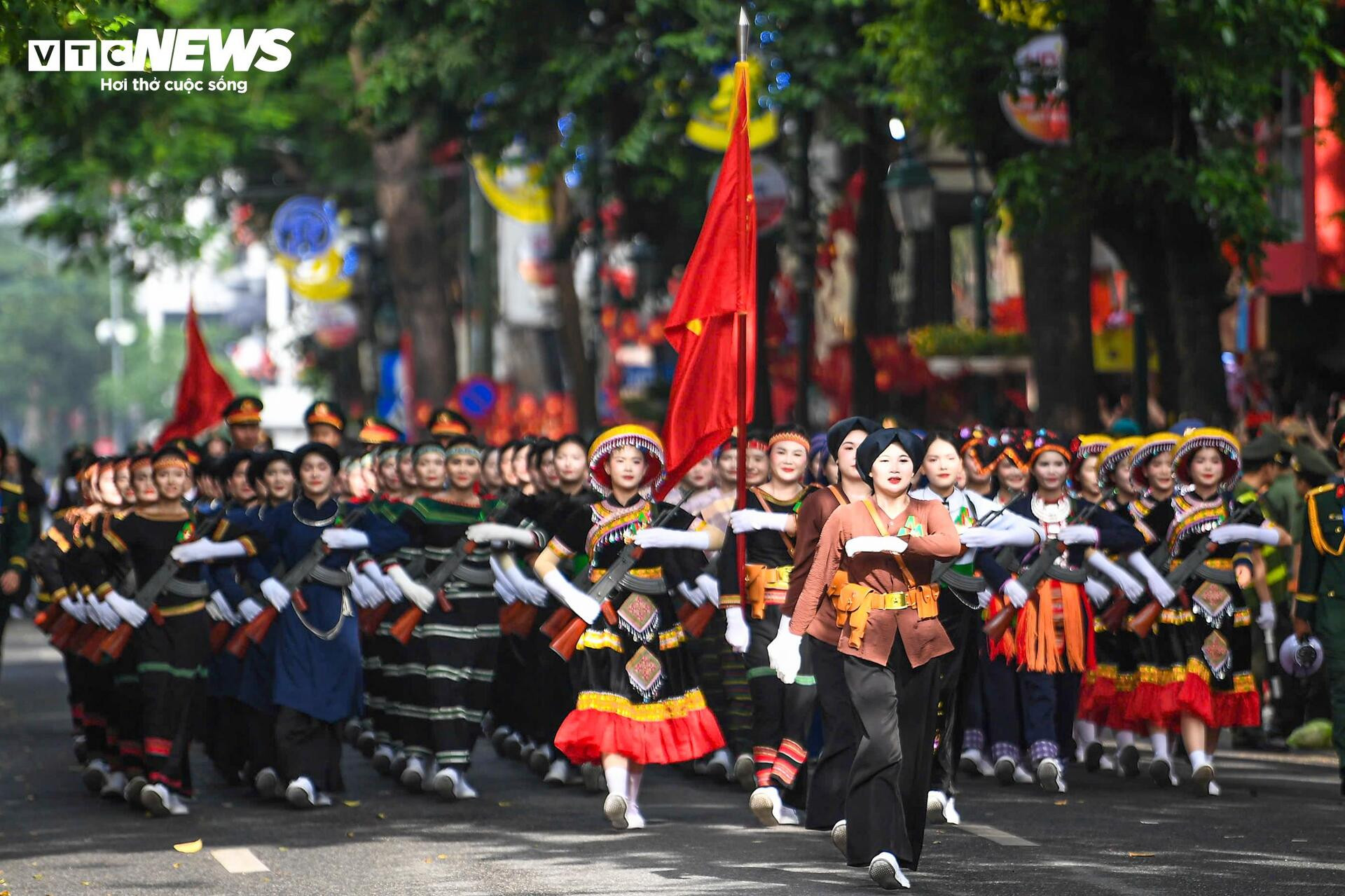 Thần thái điện ảnh, khí chất thép của các khối trưởng A80 gây 'bão mạng' - 2
