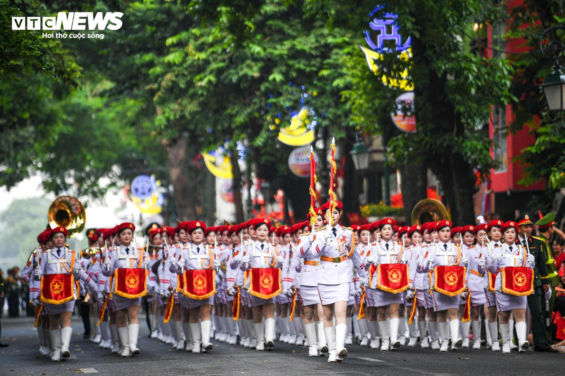 Thần thái điện ảnh, khí chất thép của các khối trưởng A80 gây 'bão mạng' - 6