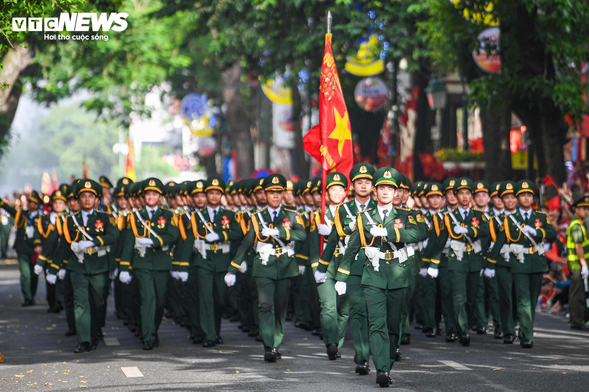 Thần thái điện ảnh, khí chất thép của các khối trưởng A80 gây 'bão mạng' - 12