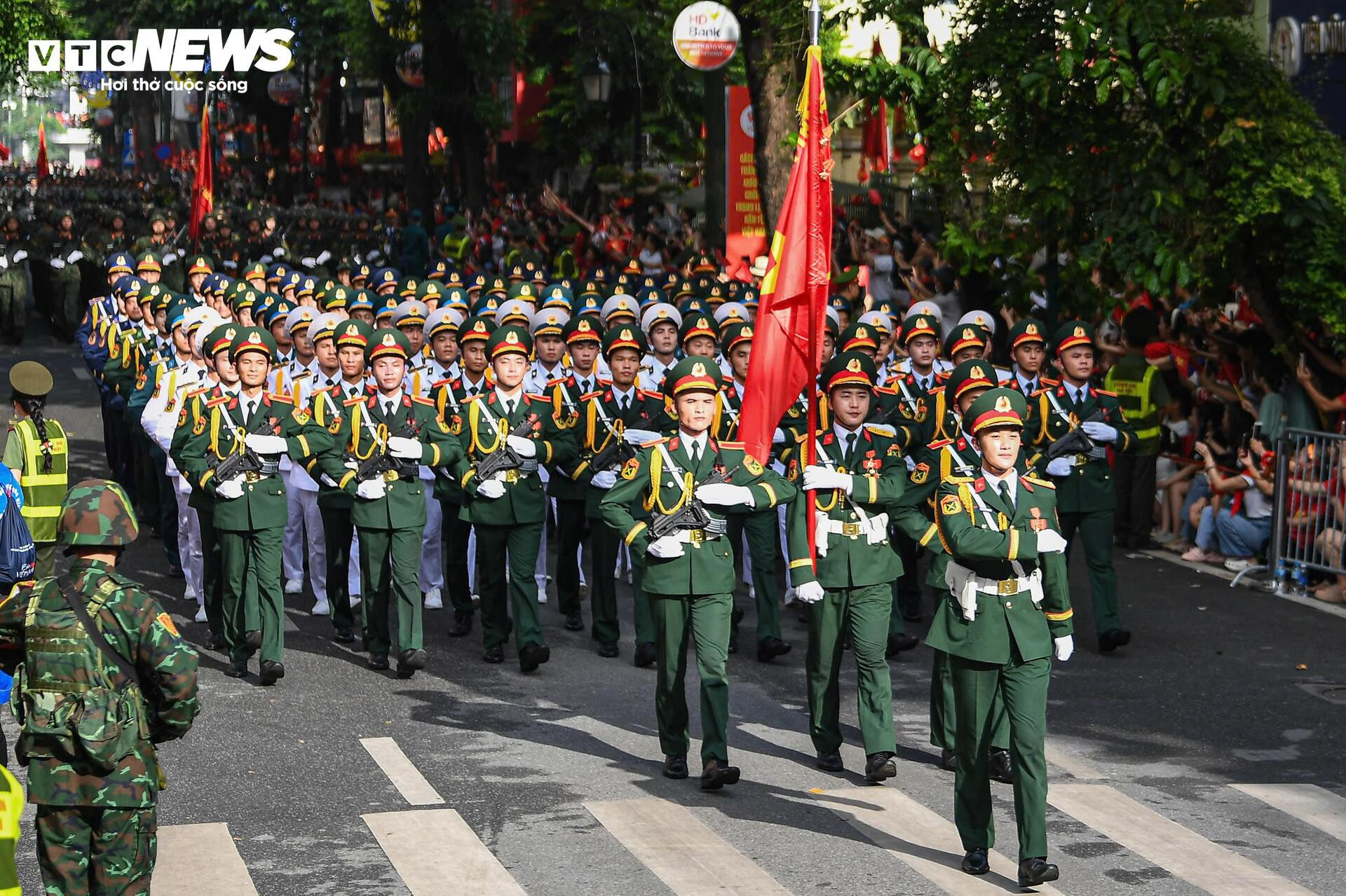 Thần thái điện ảnh, khí chất thép của các khối trưởng A80 gây 'bão mạng' - 11