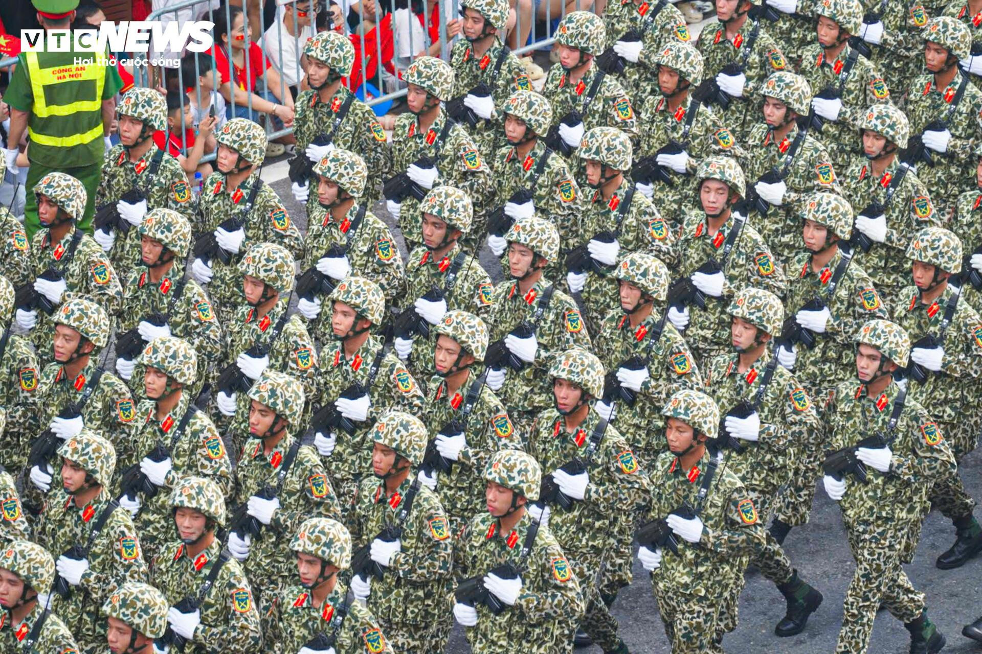 Triệu trái tim yêu nước chào đón các đoàn diễu binh xuống phố - 15