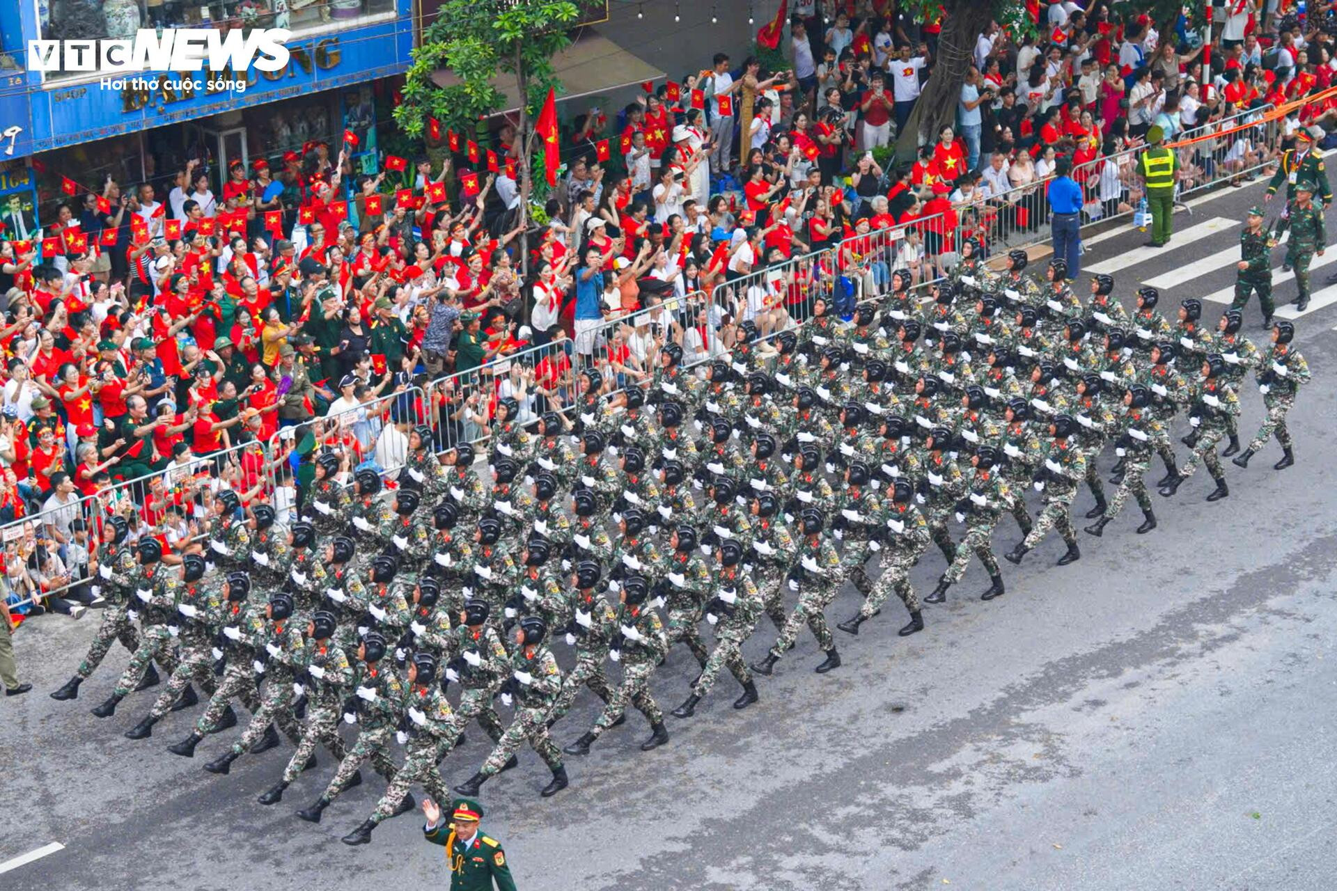 Triệu trái tim yêu nước chào đón các đoàn diễu binh xuống phố - 7
