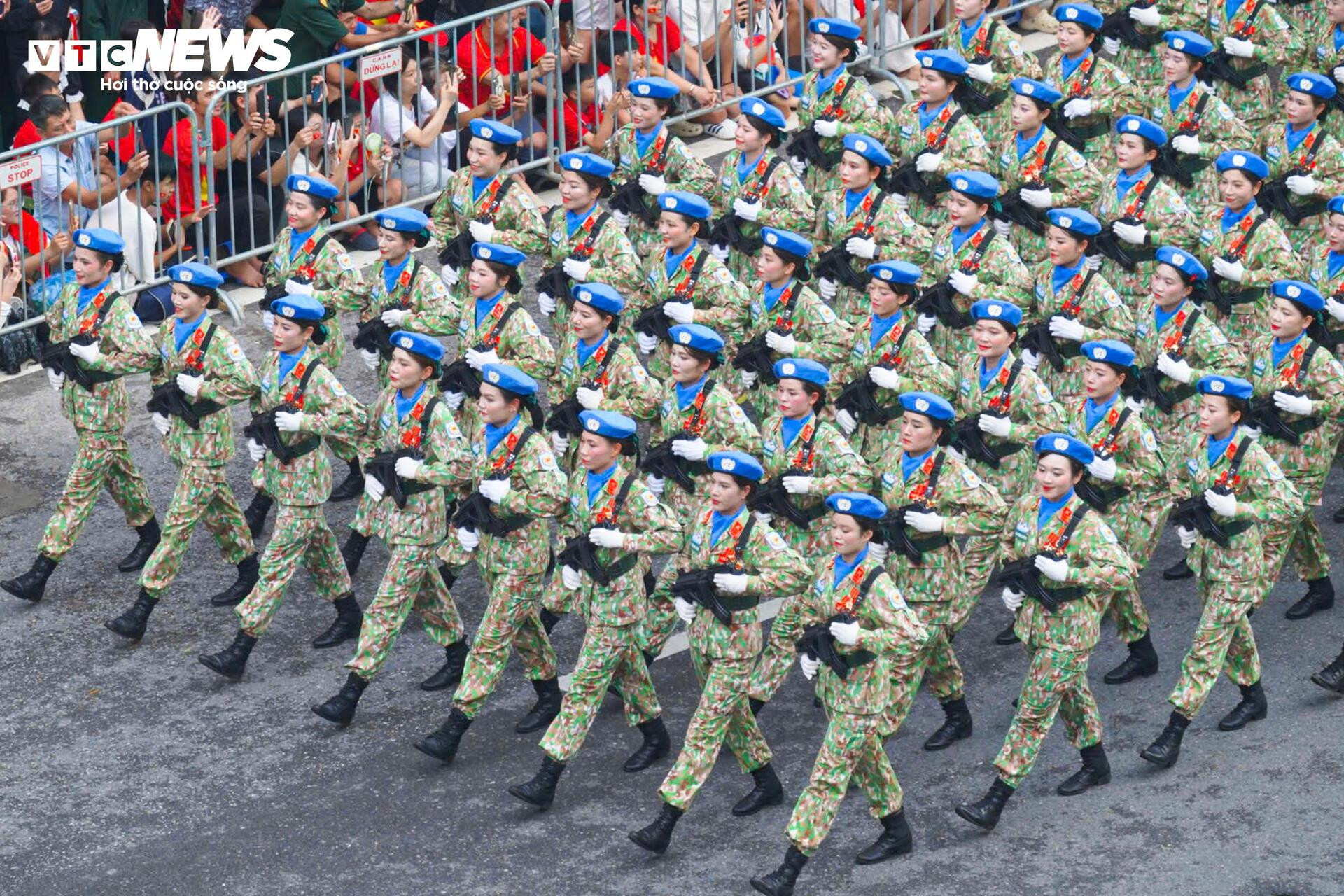 Triệu trái tim yêu nước chào đón các đoàn diễu binh xuống phố - 17