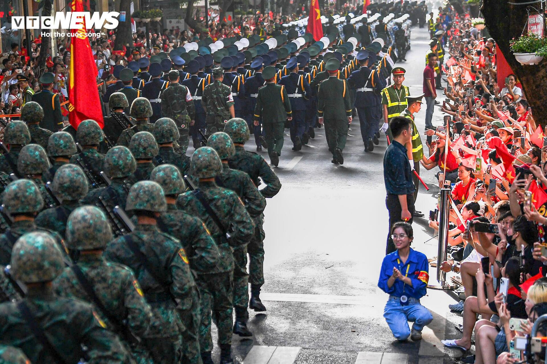 Triệu trái tim yêu nước chào đón các đoàn diễu binh xuống phố - 12