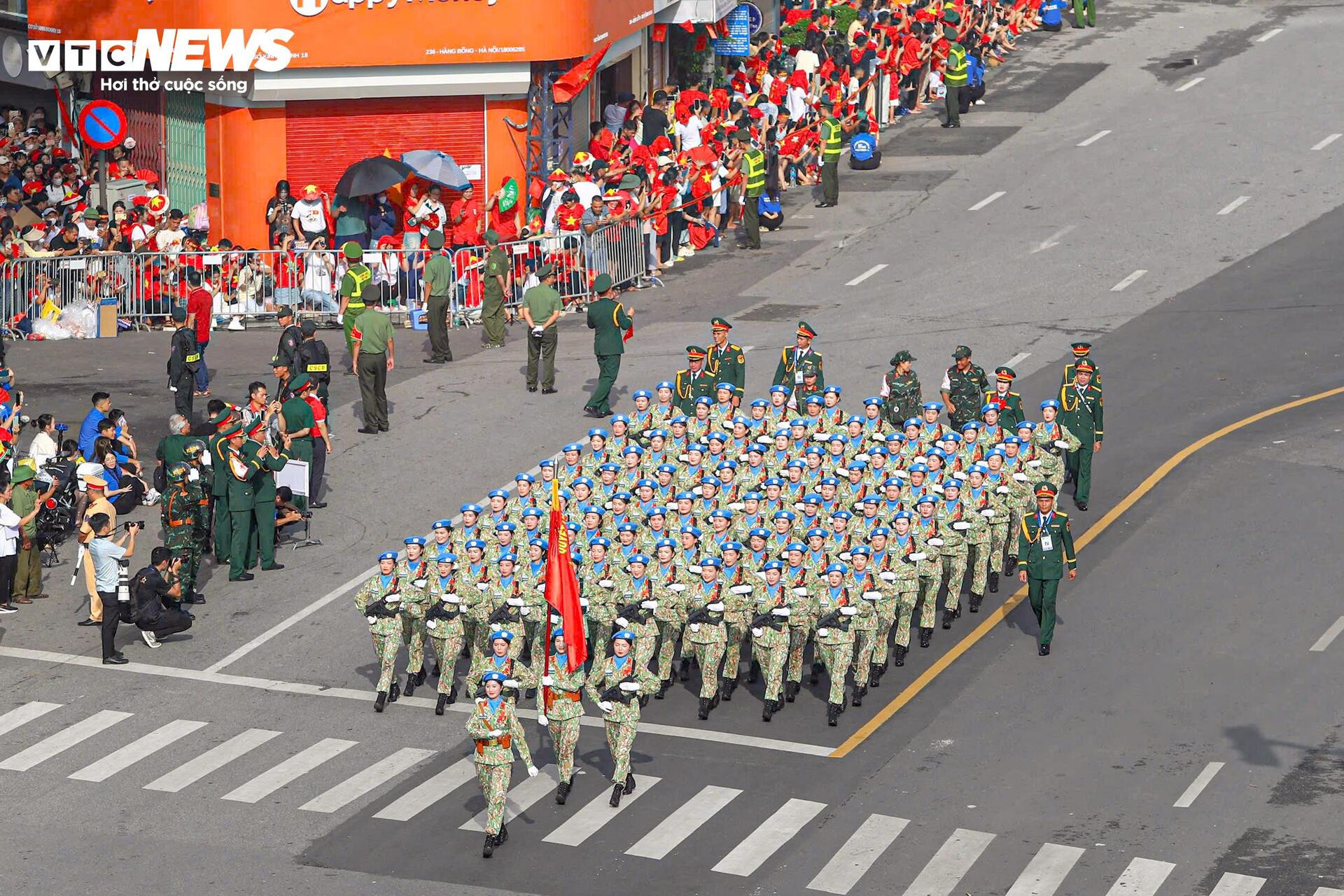 Triệu trái tim yêu nước chào đón các đoàn diễu binh xuống phố - 2