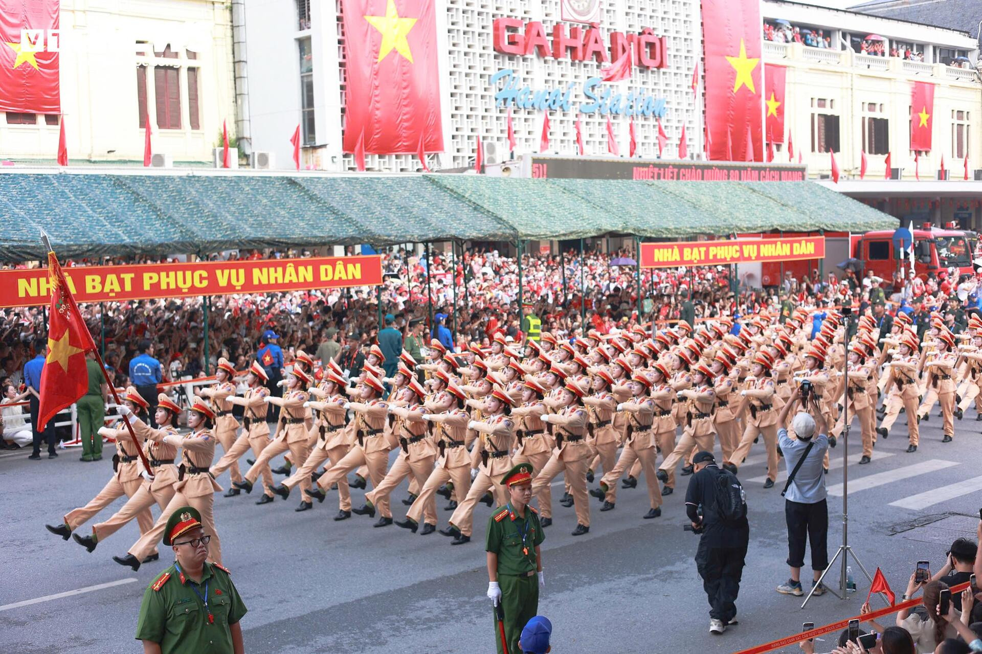 Triệu trái tim yêu nước chào đón các đoàn diễu binh xuống phố - 11