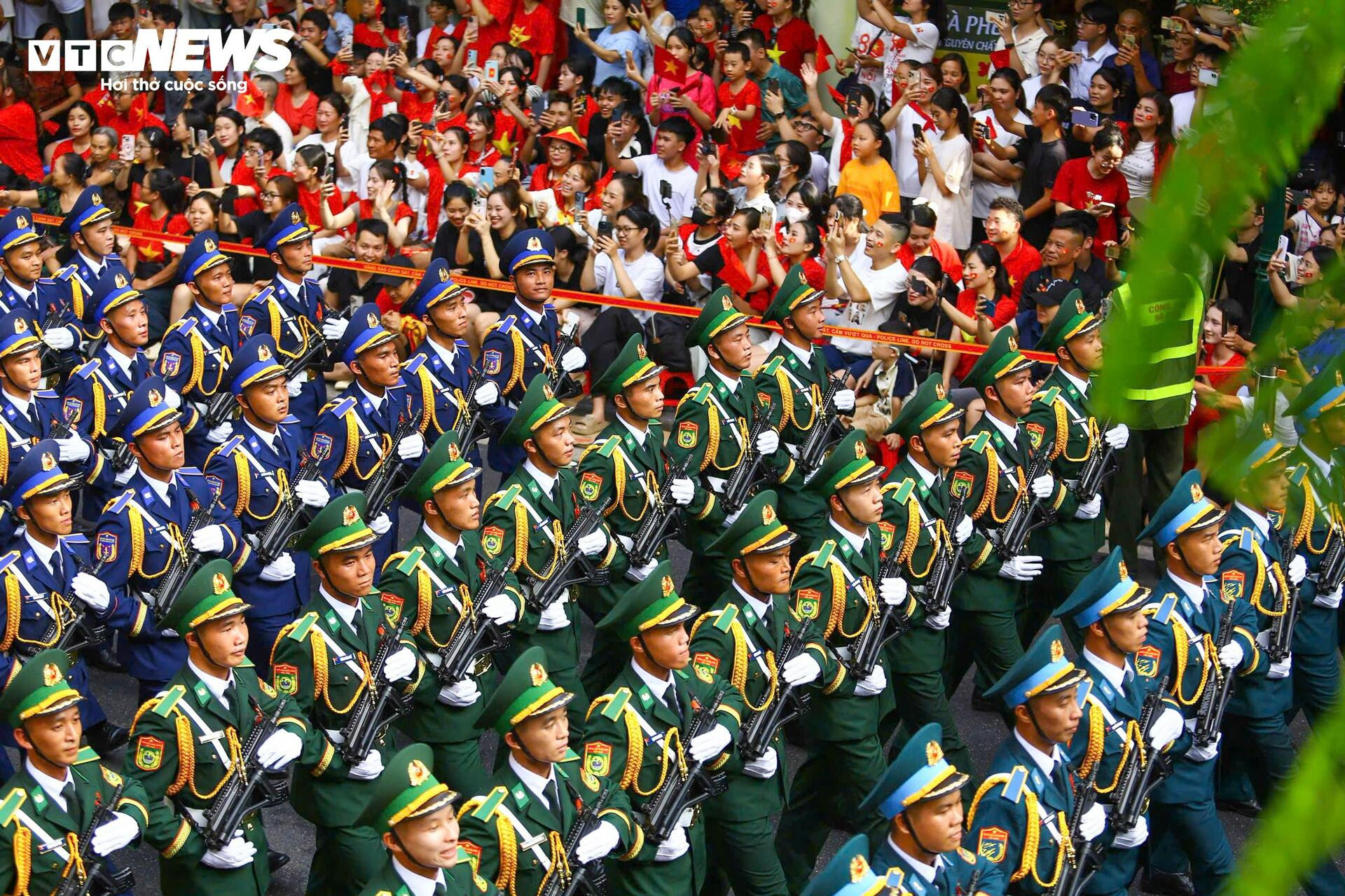 Triệu trái tim yêu nước chào đón các đoàn diễu binh xuống phố - 8