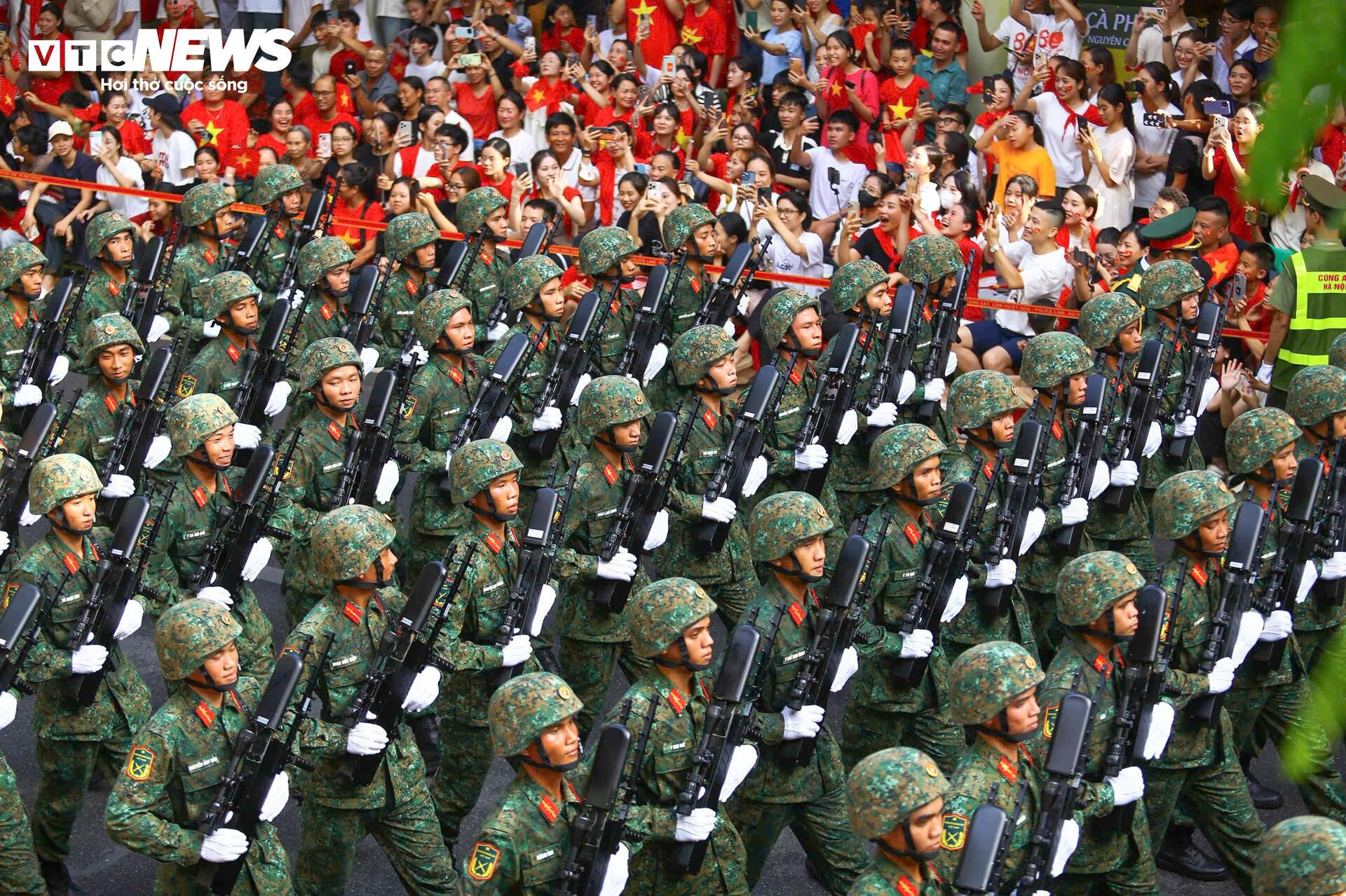 Triệu trái tim yêu nước chào đón các đoàn diễu binh xuống phố - 4