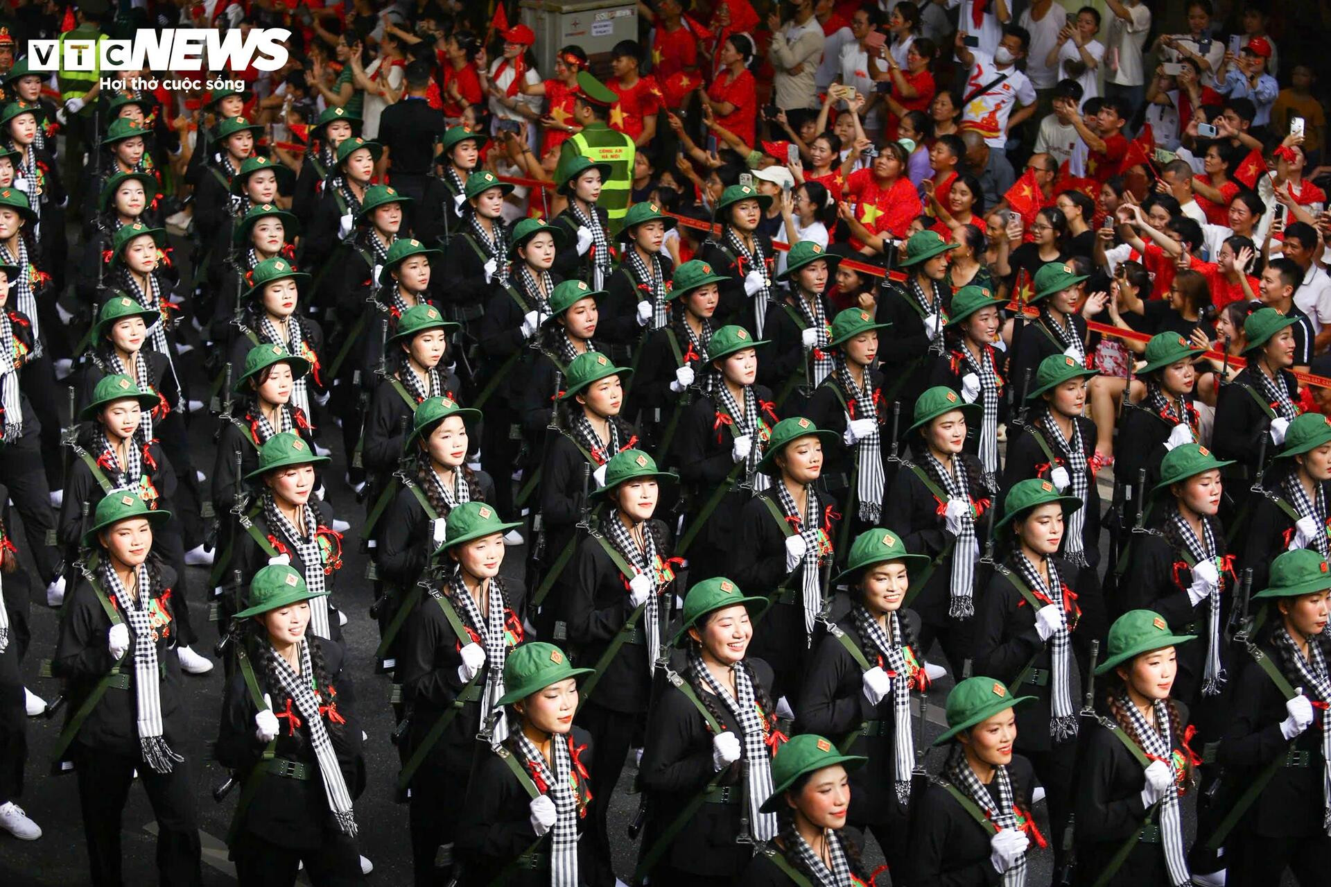 Triệu trái tim yêu nước chào đón các đoàn diễu binh xuống phố - 9
