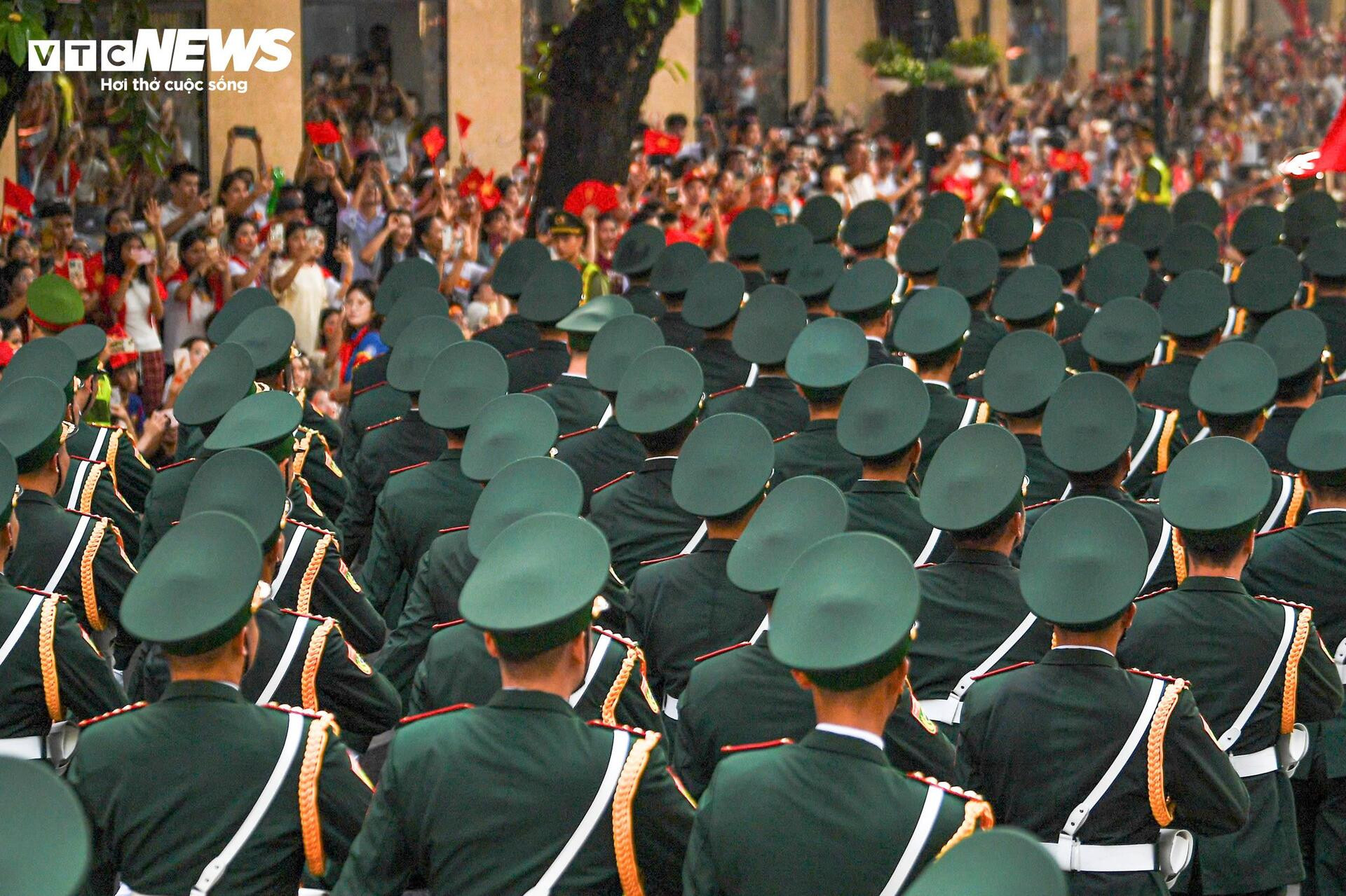 Triệu trái tim yêu nước chào đón các đoàn diễu binh xuống phố - 16
