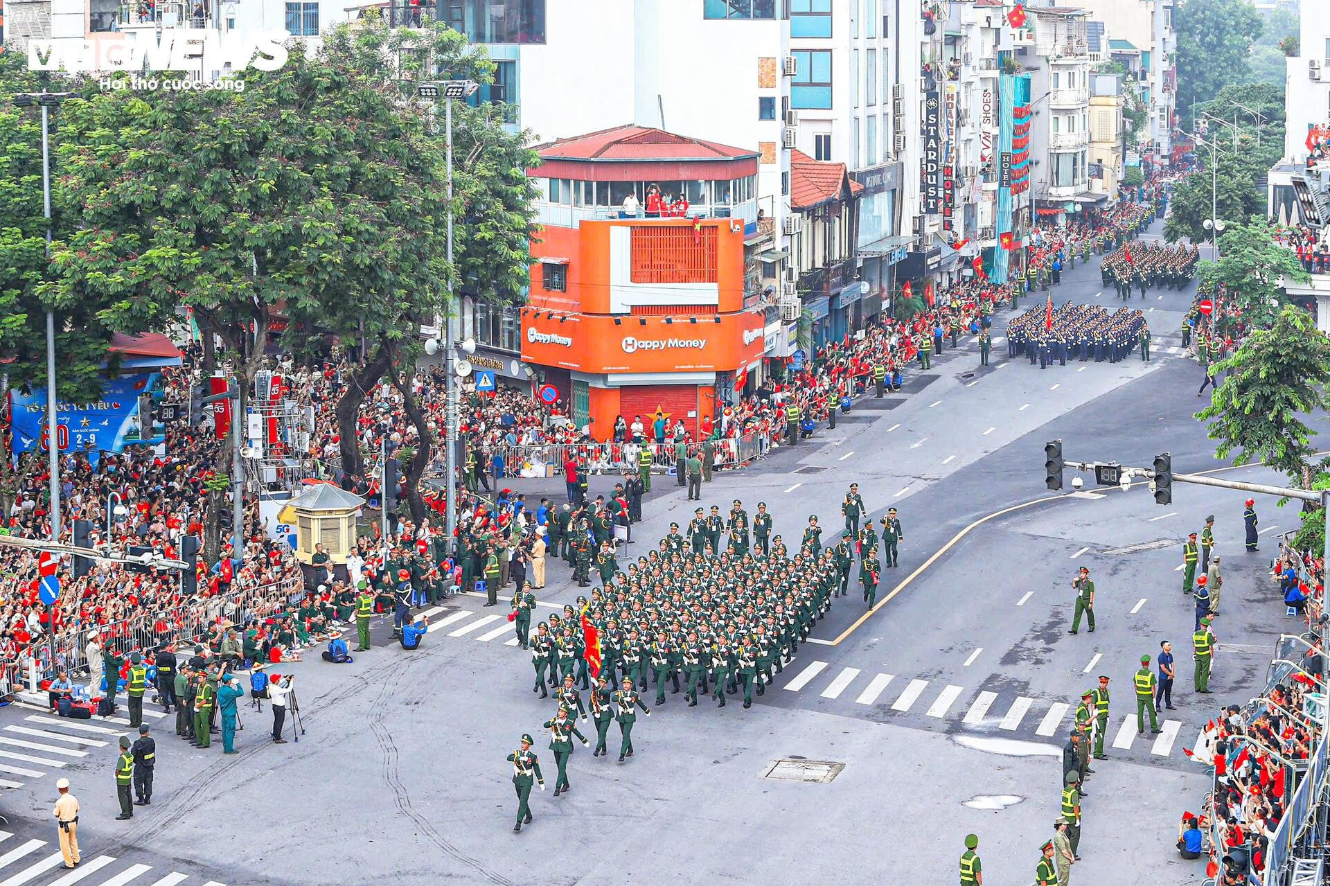 Triệu trái tim yêu nước chào đón các đoàn diễu binh xuống phố - 1
