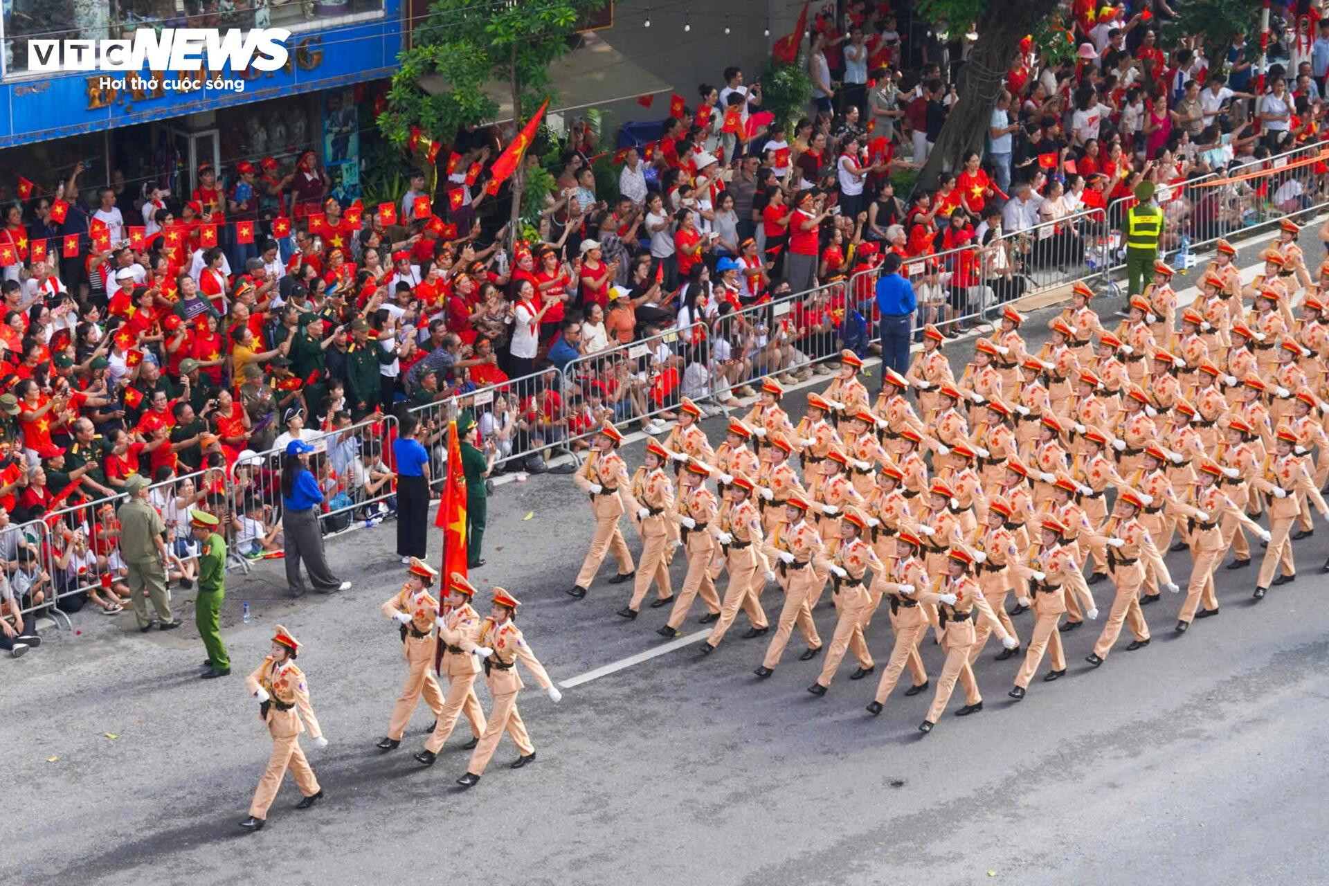 Triệu trái tim yêu nước chào đón các đoàn diễu binh xuống phố - 5
