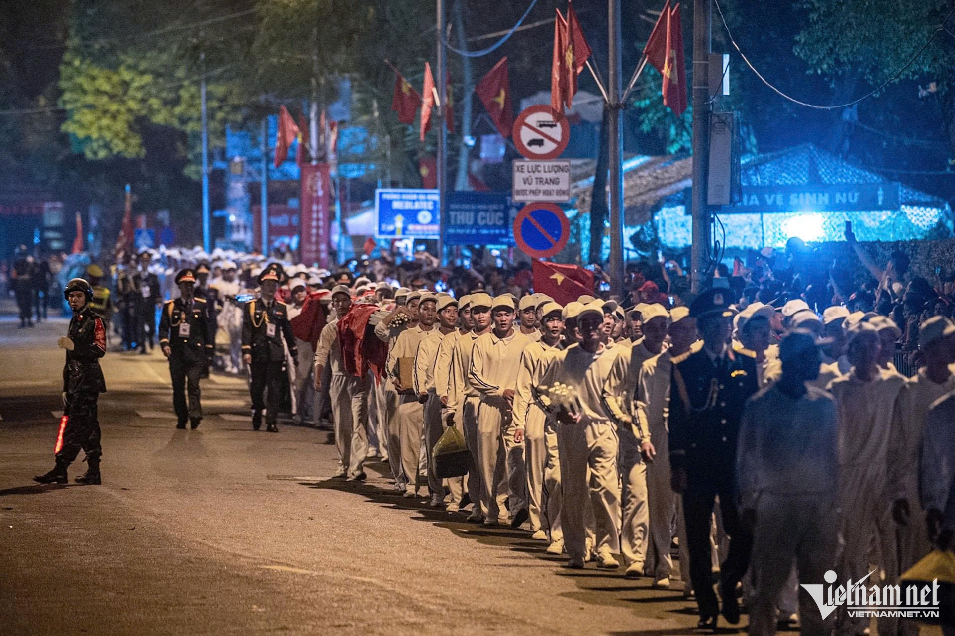 W-Khối hồng kỳ. Ảnh  .jpg