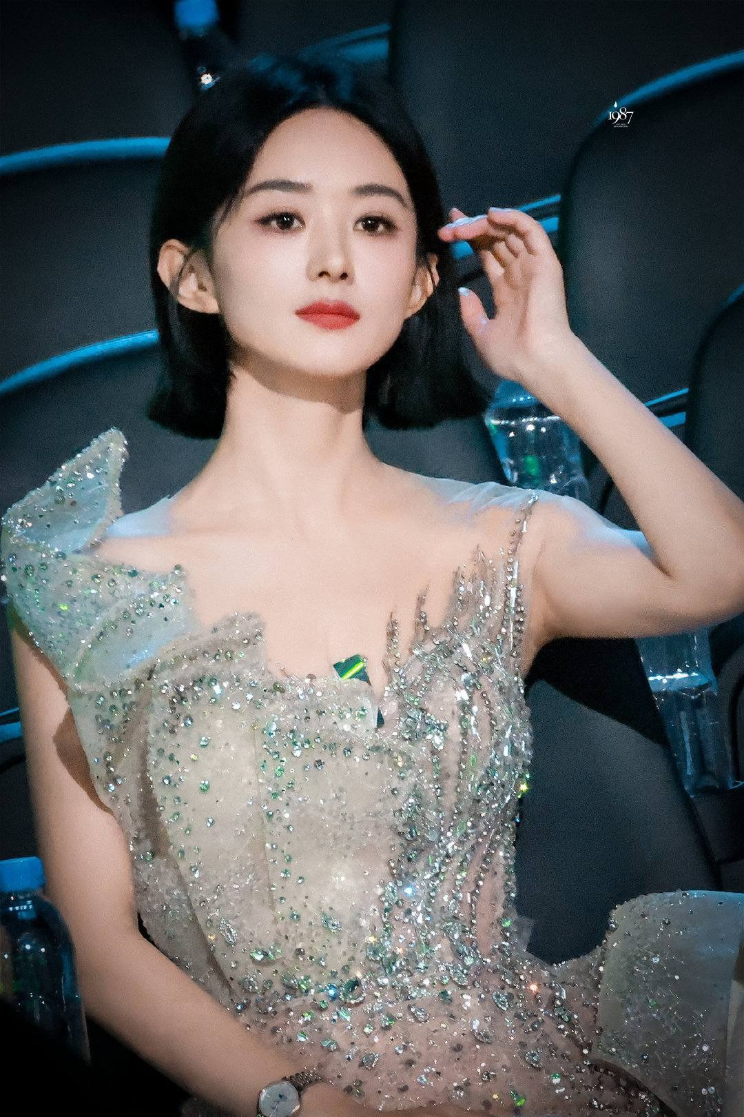 Con trai Triệu Lệ Dĩnh bị lộ mặt và phản ứng không ngờ của nữ diễn viên