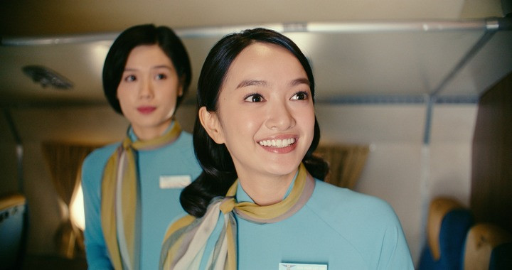 Kaity Nguyễn và Trâm Anh vào vai 2 nữ tiếp viên hàng không trên chuyến bay.