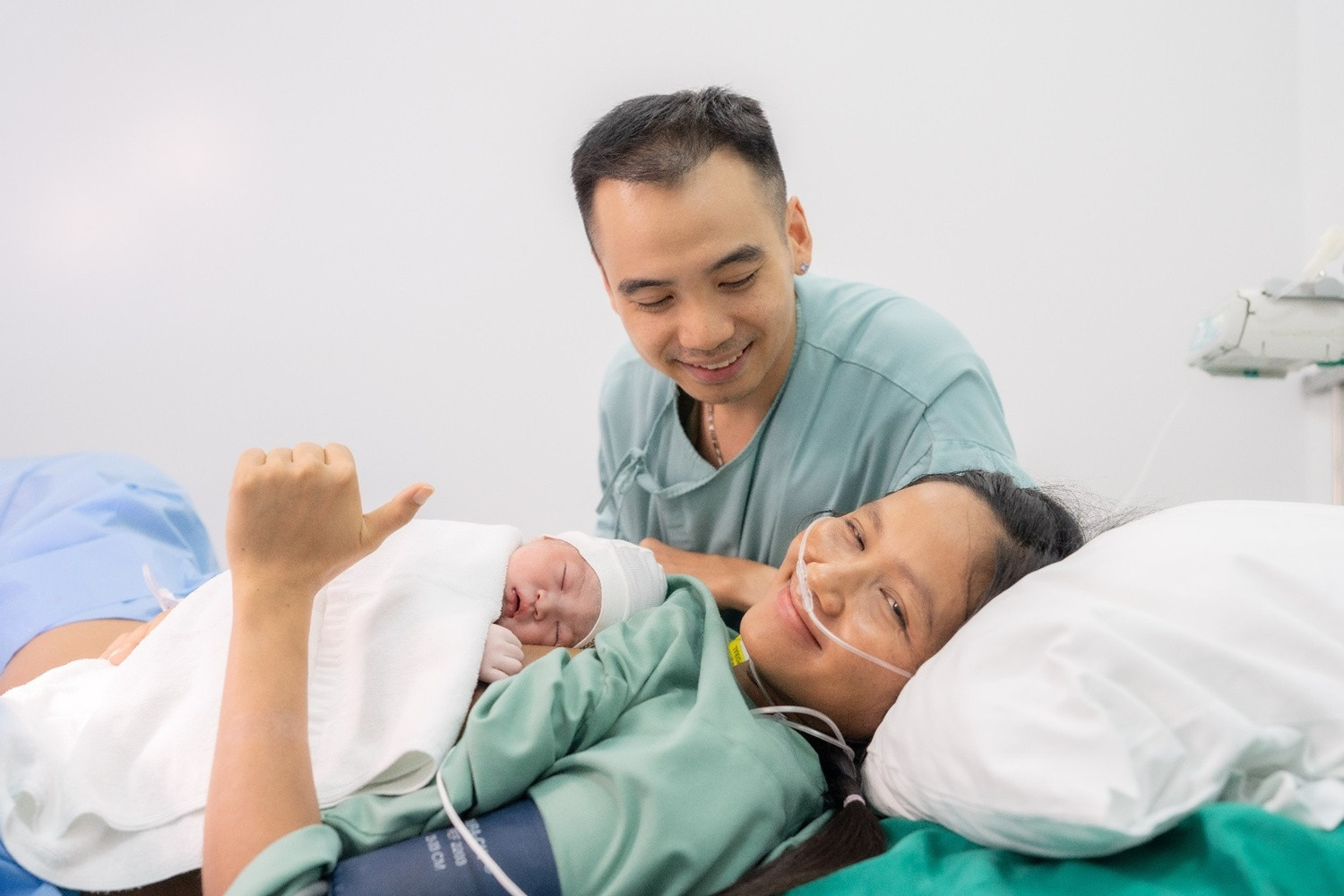 HHen Niê sinh con đầu lòng ông xã bật khóc vì hạnh phúc