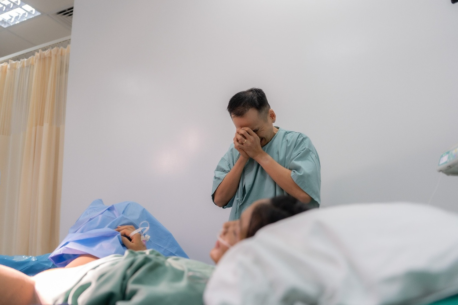 HHen Niê sinh con đầu lòng ông xã bật khóc vì hạnh phúc