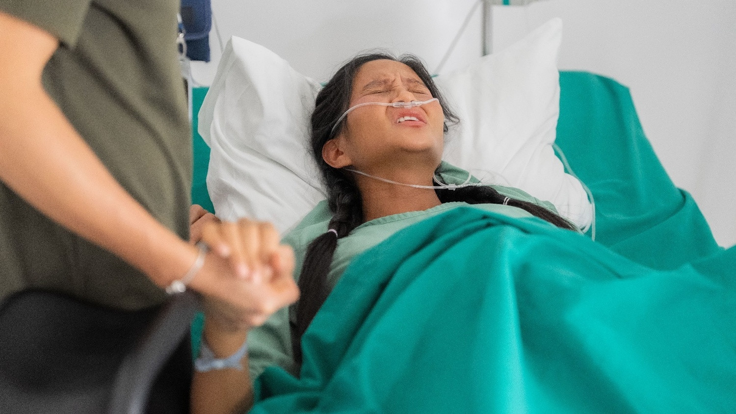 HHen Niê sinh con đầu lòng ông xã bật khóc vì hạnh phúc