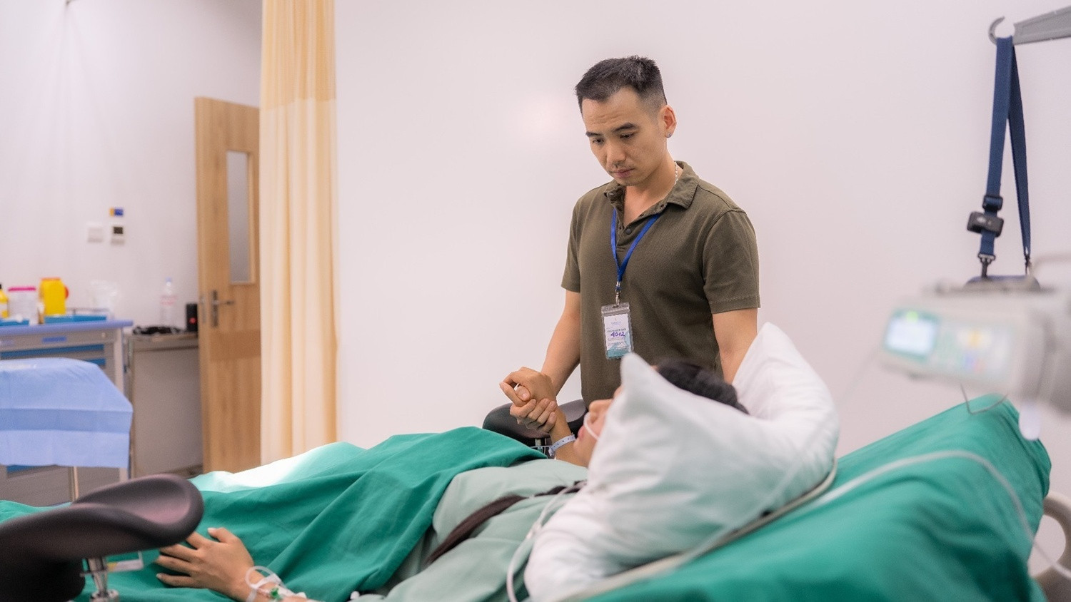 HHen Niê sinh con đầu lòng ông xã bật khóc vì hạnh phúc