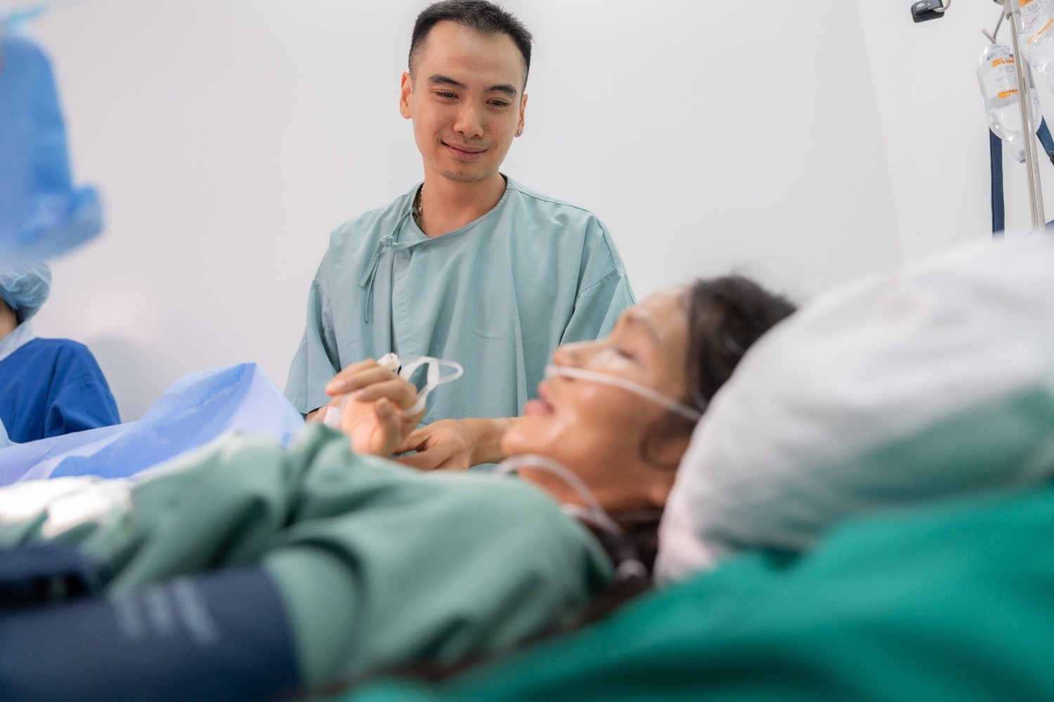 HHen Niê sinh con đầu lòng ông xã bật khóc vì hạnh phúc