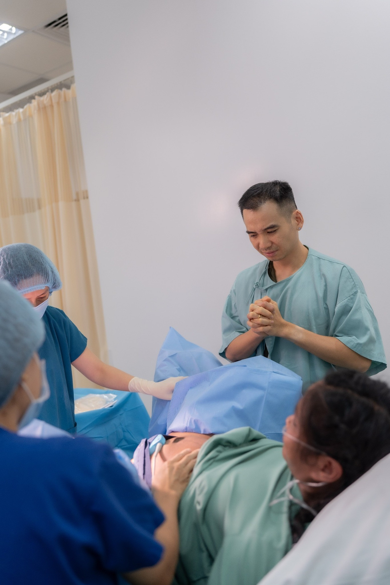 HHen Niê sinh con đầu lòng ông xã bật khóc vì hạnh phúc