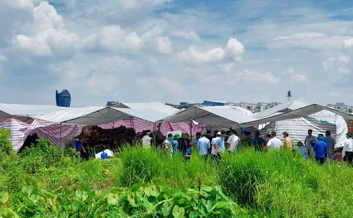 Người dân dựng rạp tại hiện trường vụ việc mộ bị máy xúc đào xới khiến xương cốt lẫn lộn.