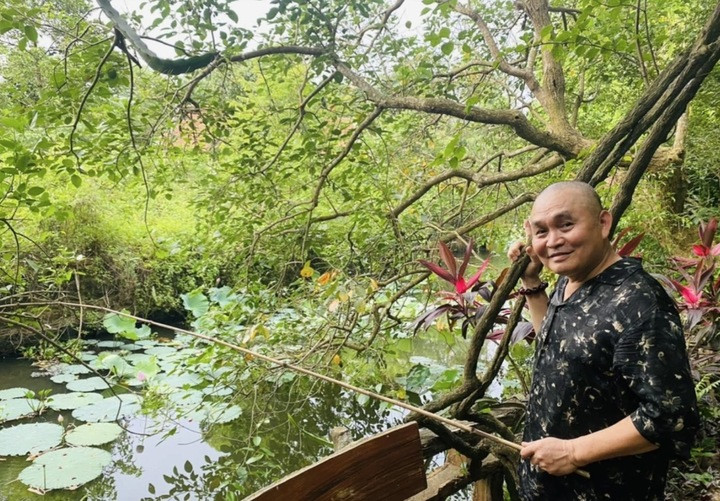 Ở tuổi U70, danh hài tận hưởng cuộc sống an nhàn cùng thú điền viên dân dã.