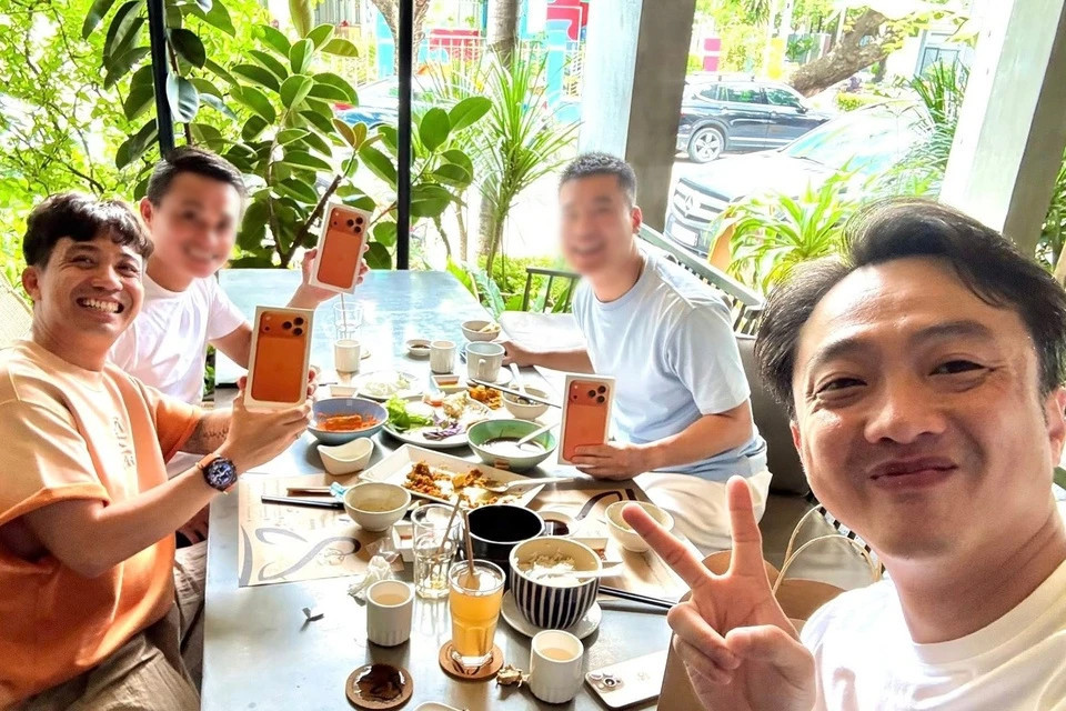 Bất ngờ danh tính đại gia Việt chi khủng mua iPhone 17 tặng bạn bè và nhân viên