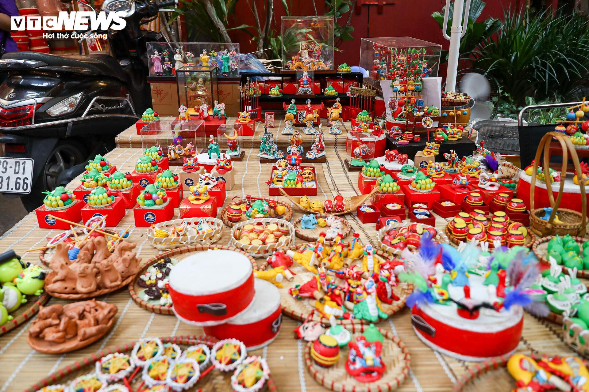 Đồ chơi trung thu thất truyền giá bạc triệu hút khách - 1