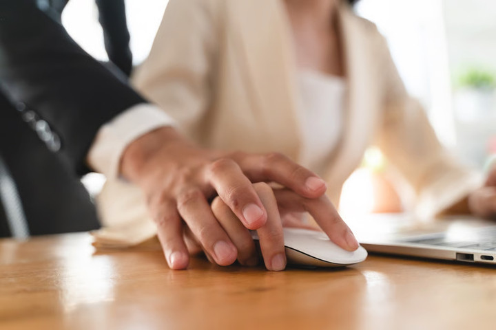 Zhu và He đều đã kết hôn nhưng vẫn nhanh chóng nảy sinh tình cảm. (Ảnh minh họa: Shutterstock)