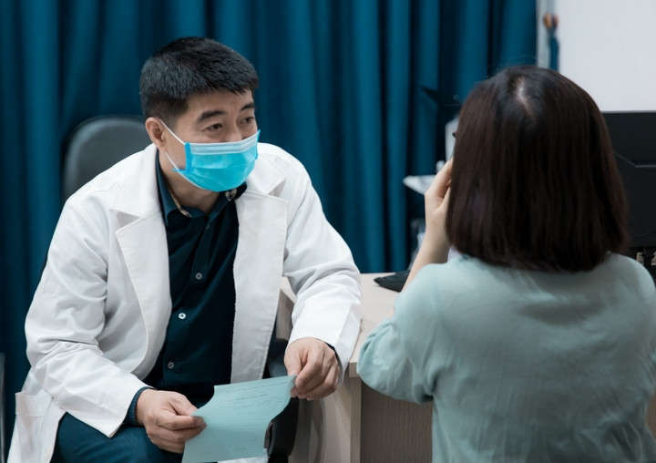 Bác sĩ Hà tư vấn chăm sóc da cho người bệnh. (Ảnh: BSCC)