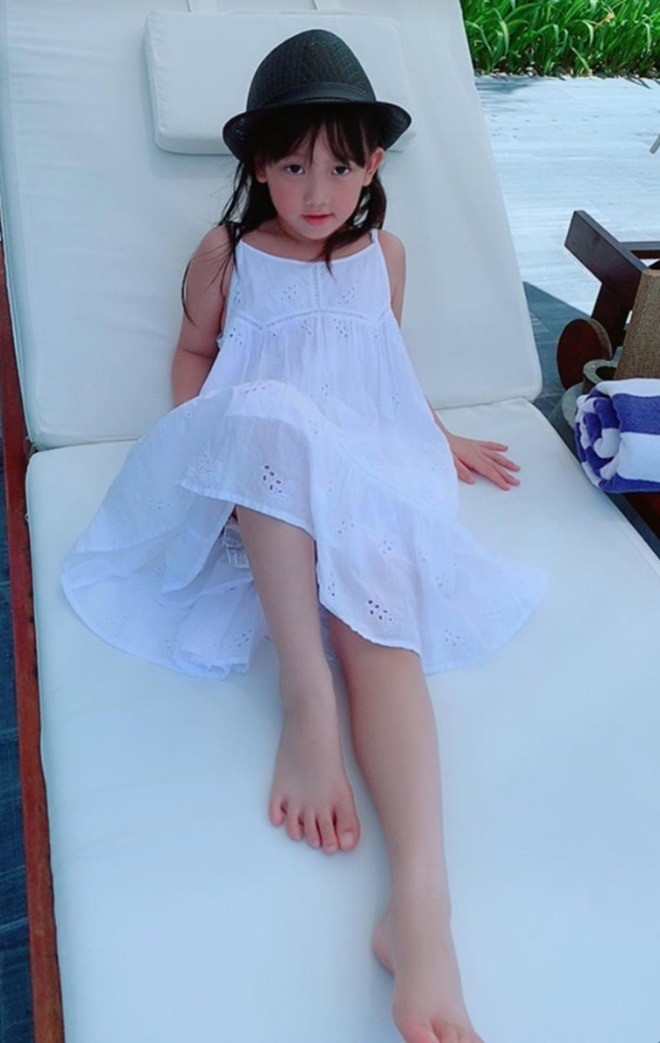 Con gái 11 tuổi Huyền Baby càng lớn càng xinh sống sang chảnh là bản sao hoàn bảo của mẹ