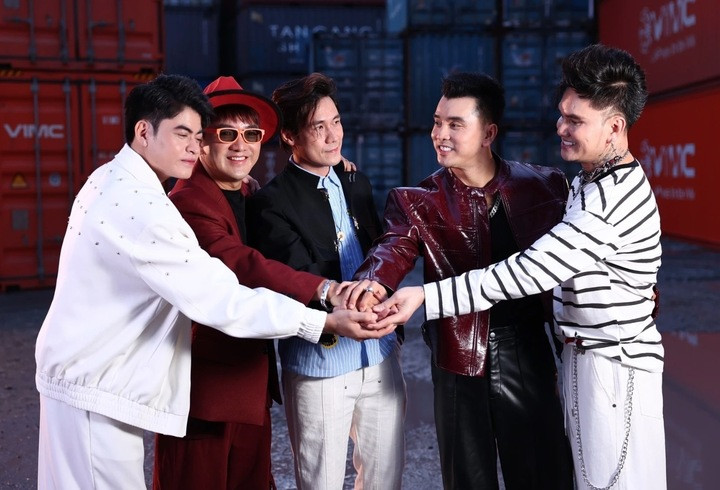 Nhóm nhạc Ngũ Hổ Tướng do Ưng Hoàng Phúc thành lập.