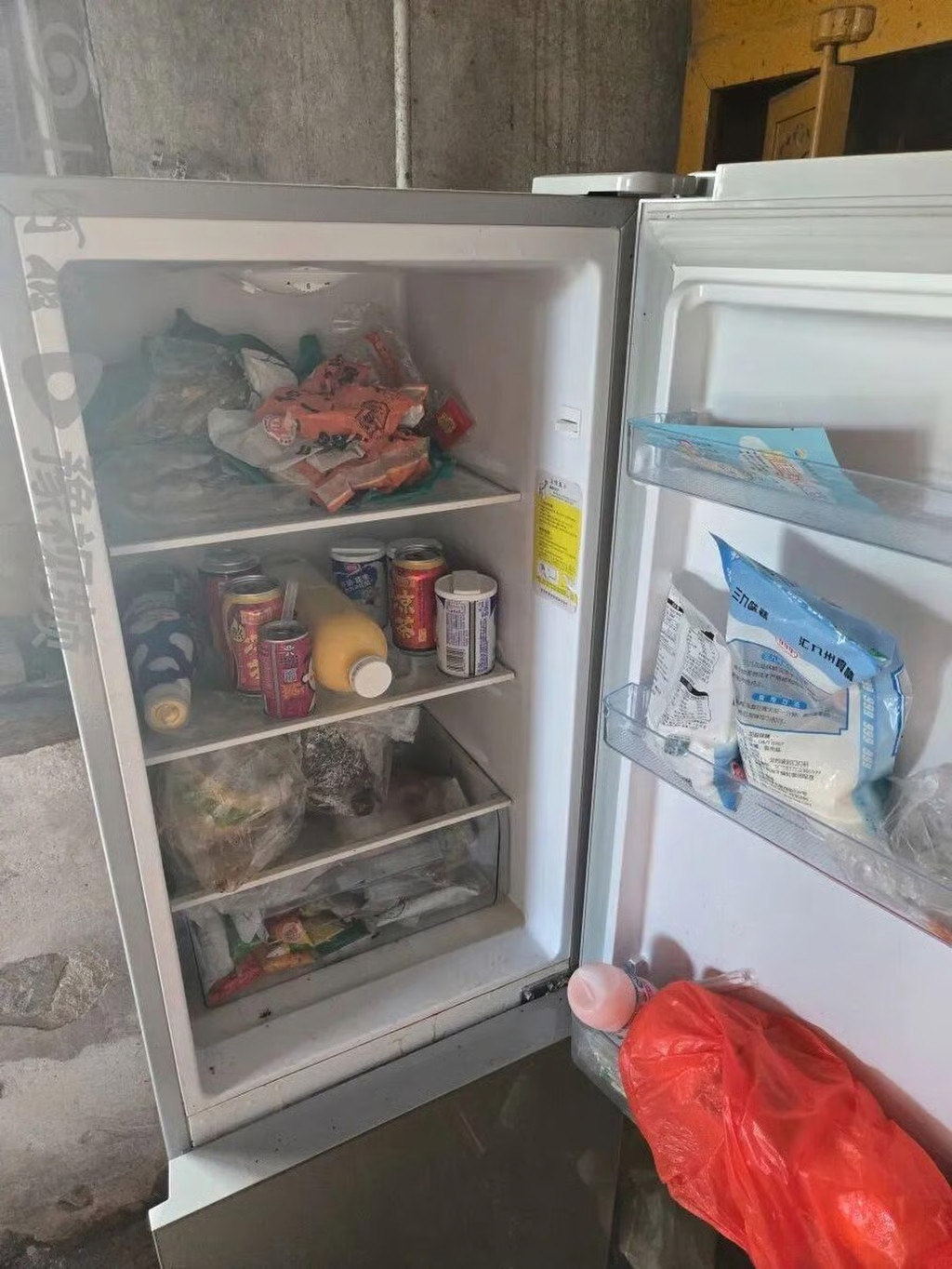 cậu bé trung quốc sống bên thi thể mẹ