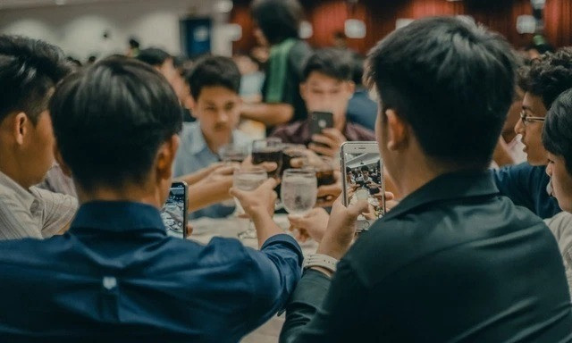 Sau buổi họp lớp 10 năm: Tôi nhận ra ba chân lý giúp mình sống nhẹ nhõm hơn - Ảnh 1.